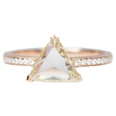 Anello di fidanzamento in oro rosa 14K con diamante trilione taglio rosa da 1,5 carati su fascia Pave