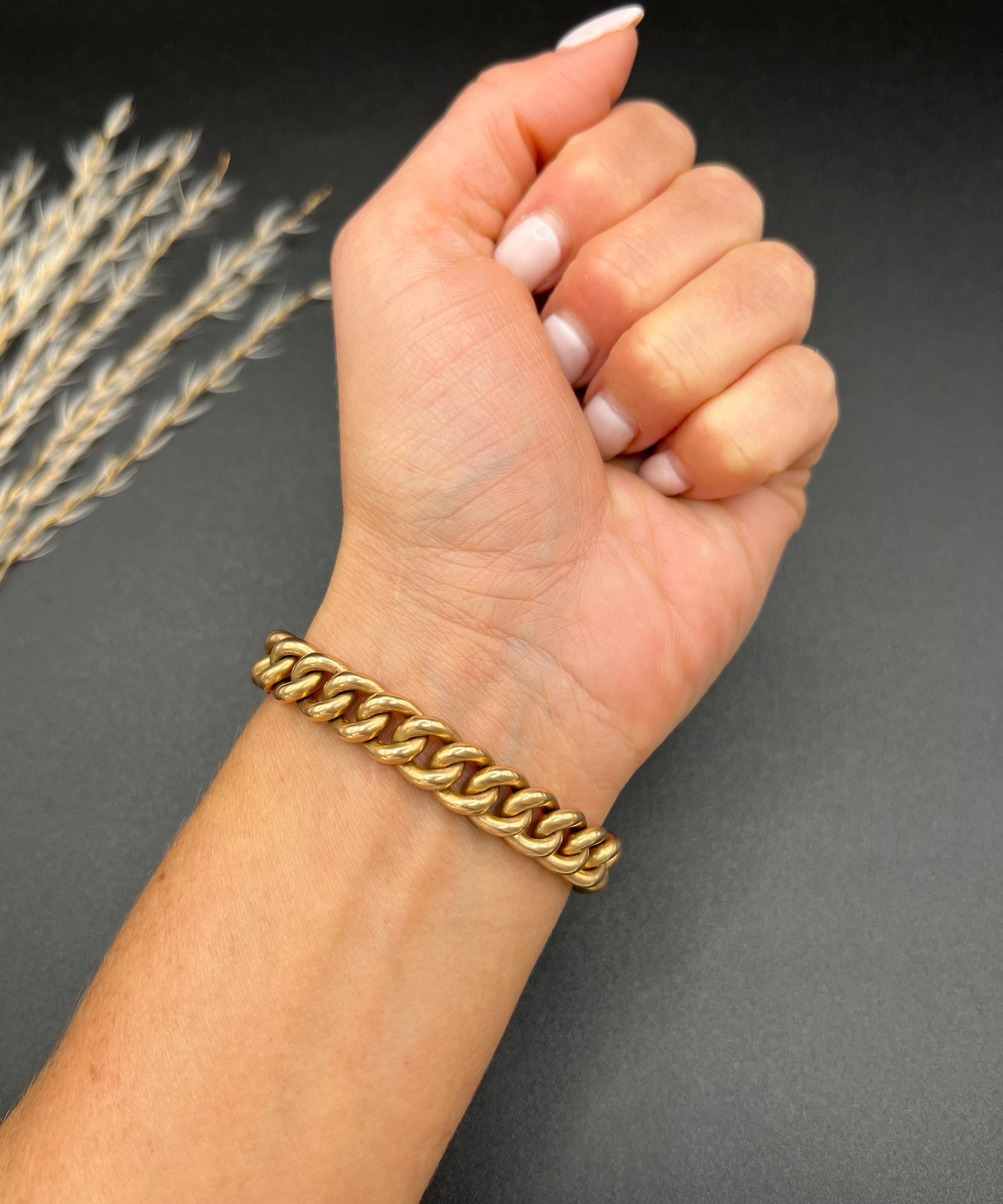 Bracelet de trottoir antique 

Or rose 15ct estampillé

Circa 1880

Voici une superbe pièce d'élégance victorienne : un magnifique bracelet à maillons en or rose 15ct qui respire le charme et l'histoire. Ce bracelet exquis est doté d'un joli fermoir