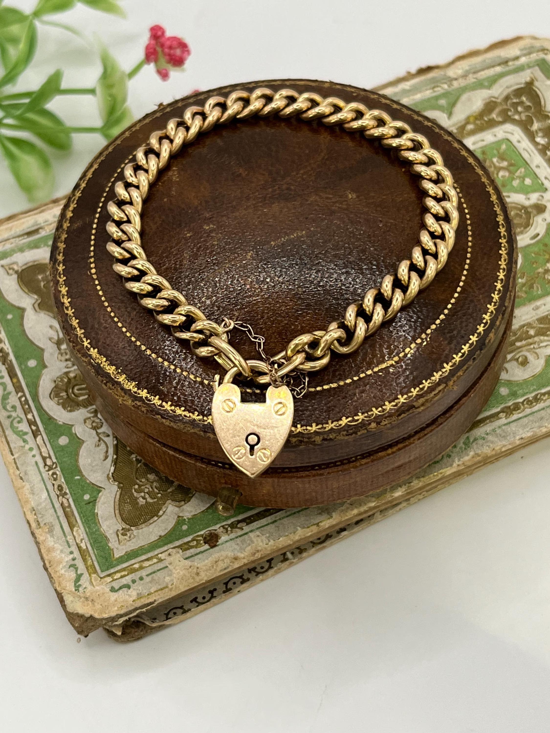 Bracelet de trottoir antique 

Cadenas en or rose 15ct estampillé

Circa 1900

Voici une superbe pièce d'élégance victorienne : un important bracelet à maillons en or rose 15ct qui respire le charme et l'histoire. Ce bracelet exquis est doté d'un