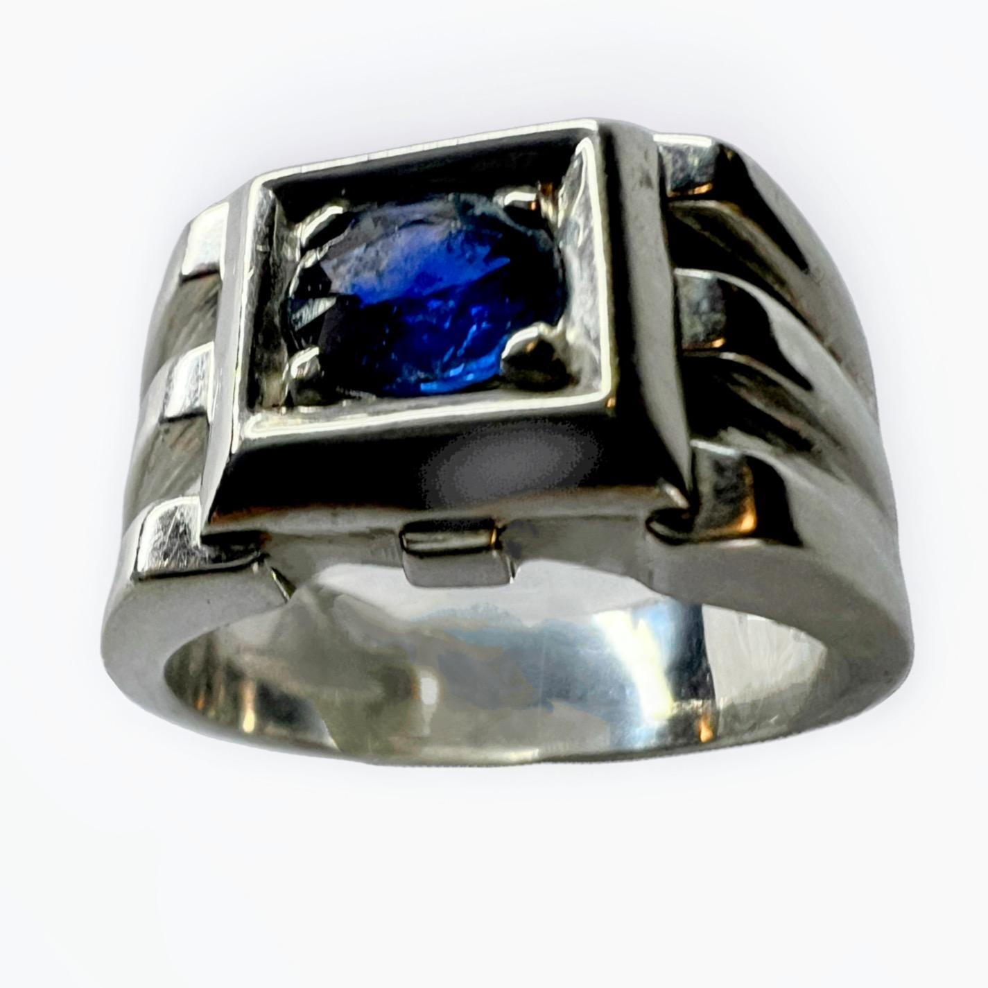 1.5ct Round Natural Blue Sapphire Signet Ring  For Sale 1