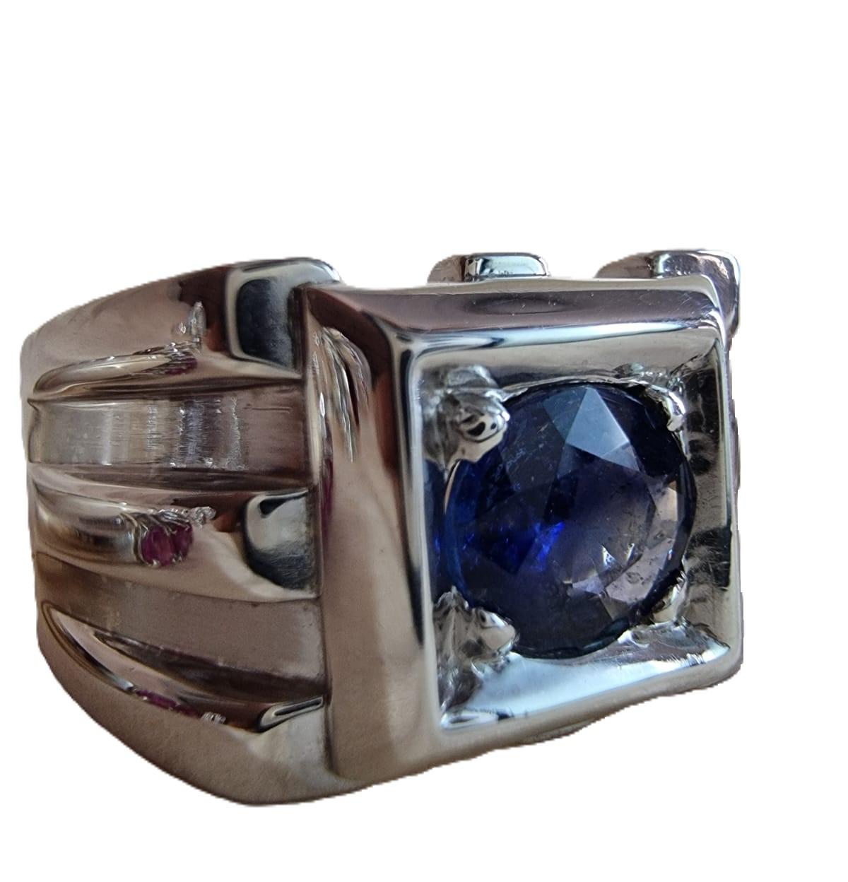 Introducing our 1.5ct Round Cut Natural Blue Sapphire Signet Platinum Silver Ring—a masterful blend of sophistication and elegance.

Ring Details:
Gemstone: Round Cut Blue Sapphire
Carat Weight: 1.5 carats
Metal: Platinum Coated Sterling Silver
Ring