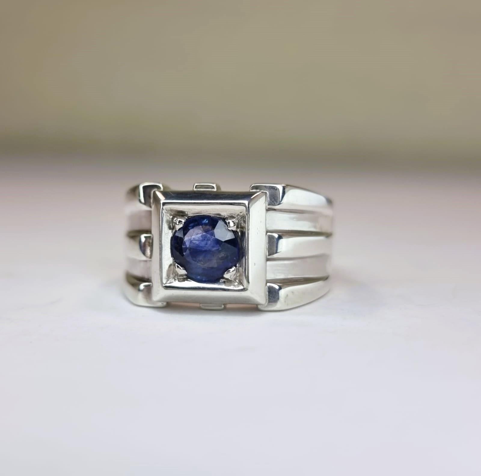 Unser 1,5-karätiger Siegelring aus Platin-Silber mit Rundschliff und natürlichem blauem Saphir ist eine meisterhafte Mischung aus Raffinesse und Eleganz.

Ring Details:
Edelstein: Blauer Saphir im Rundschliff
Karatgewicht: 1,5 Karat
Metall: