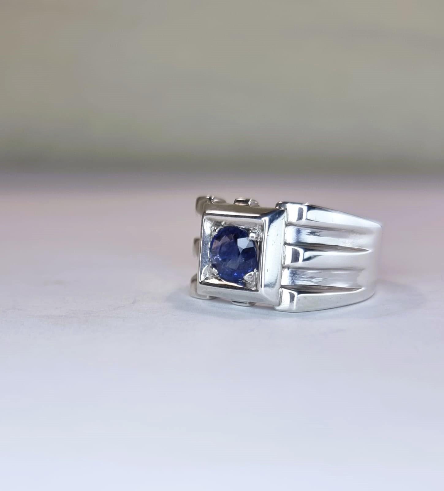 Round Cut 1.5ct Round Natural Blue Sapphire Signet Ring For Sale