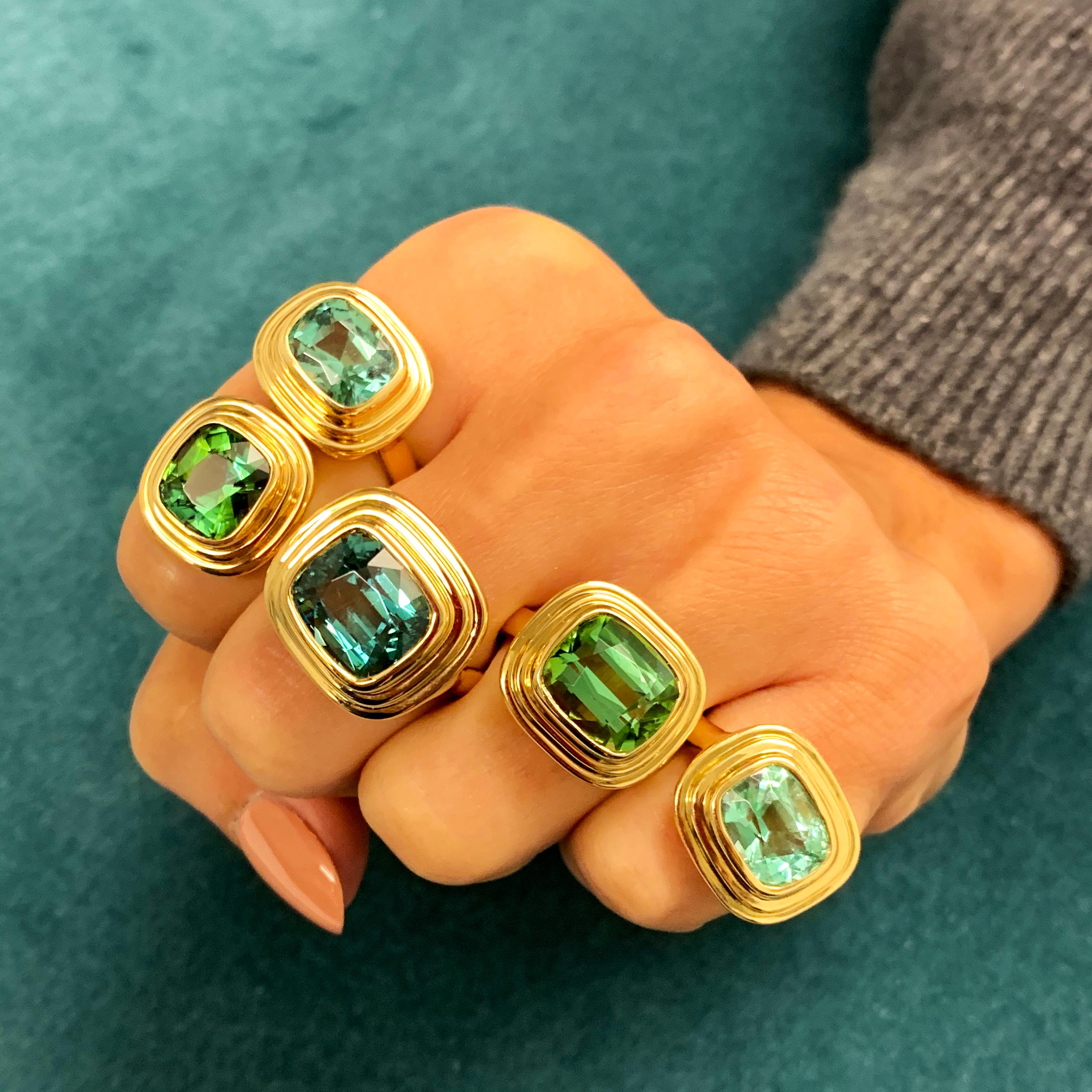 Contemporary 1.5ct Teal Tourmaline and Yellow Gold Pinky Ring For Sale