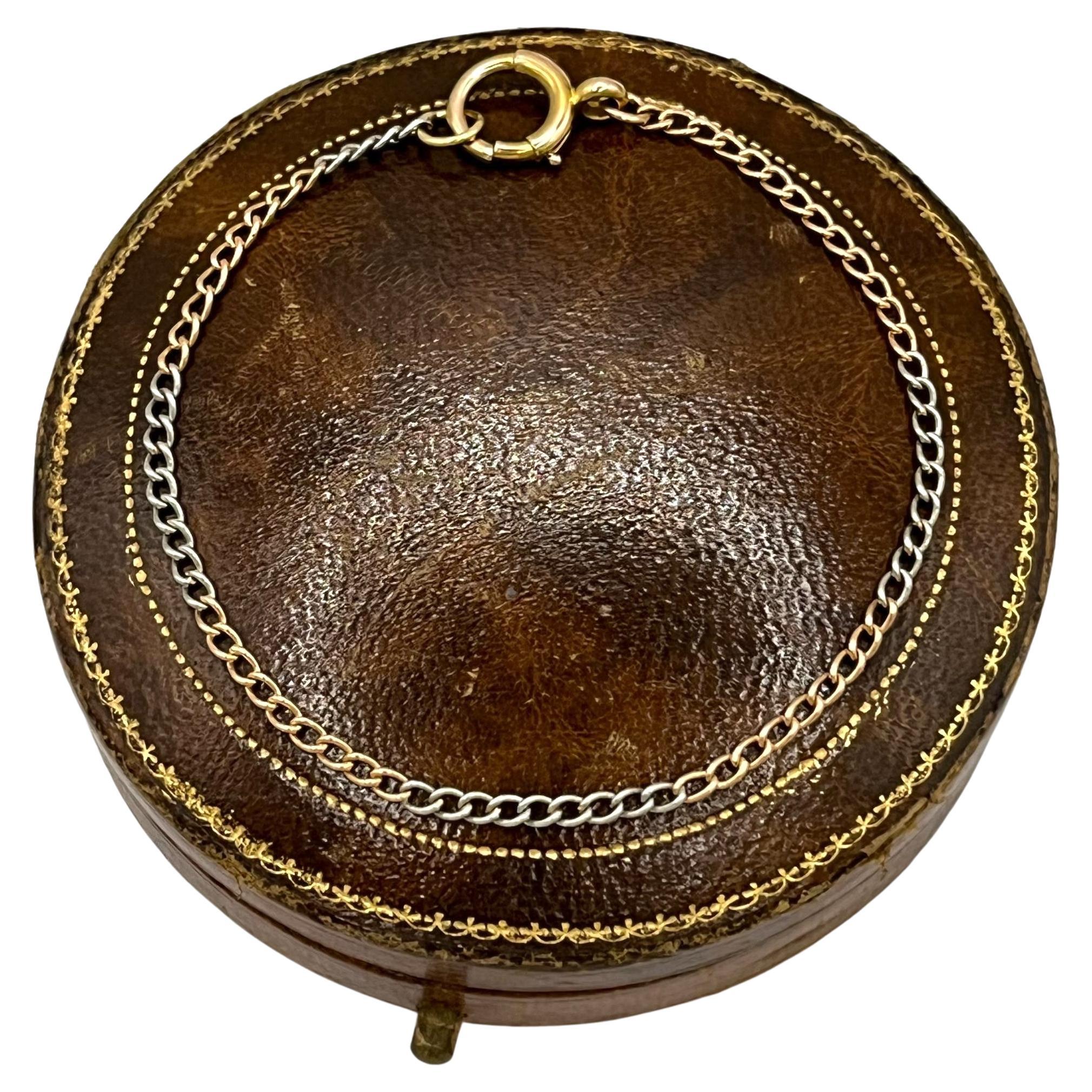 Bracciale a due colori in oro giallo e platino, anni 
20, con chiusura ad anello con catenaccio