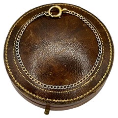 Bracciale a due colori in oro giallo e platino, anni 
20, con chiusura ad anello con catenaccio