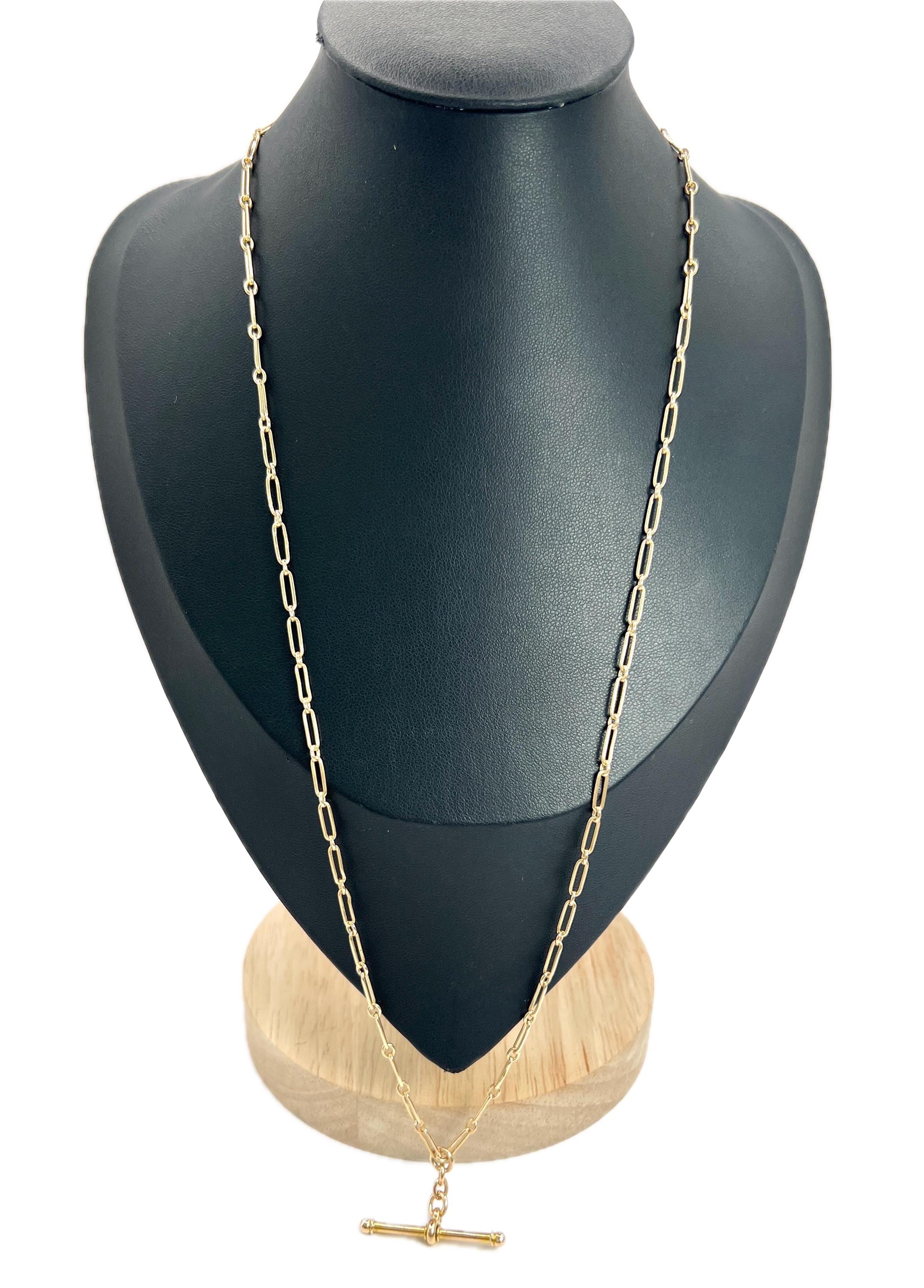 Catena in oro antico

Oro 15ct stampato 

Circa anni '1920

Ti presentiamo una splendida catena lunga in oro giallo 15ct degli anni Venti. Questo squisito pezzo è caratterizzato da maglie a forma di pastoia collegate da piccole maglie ovali, che