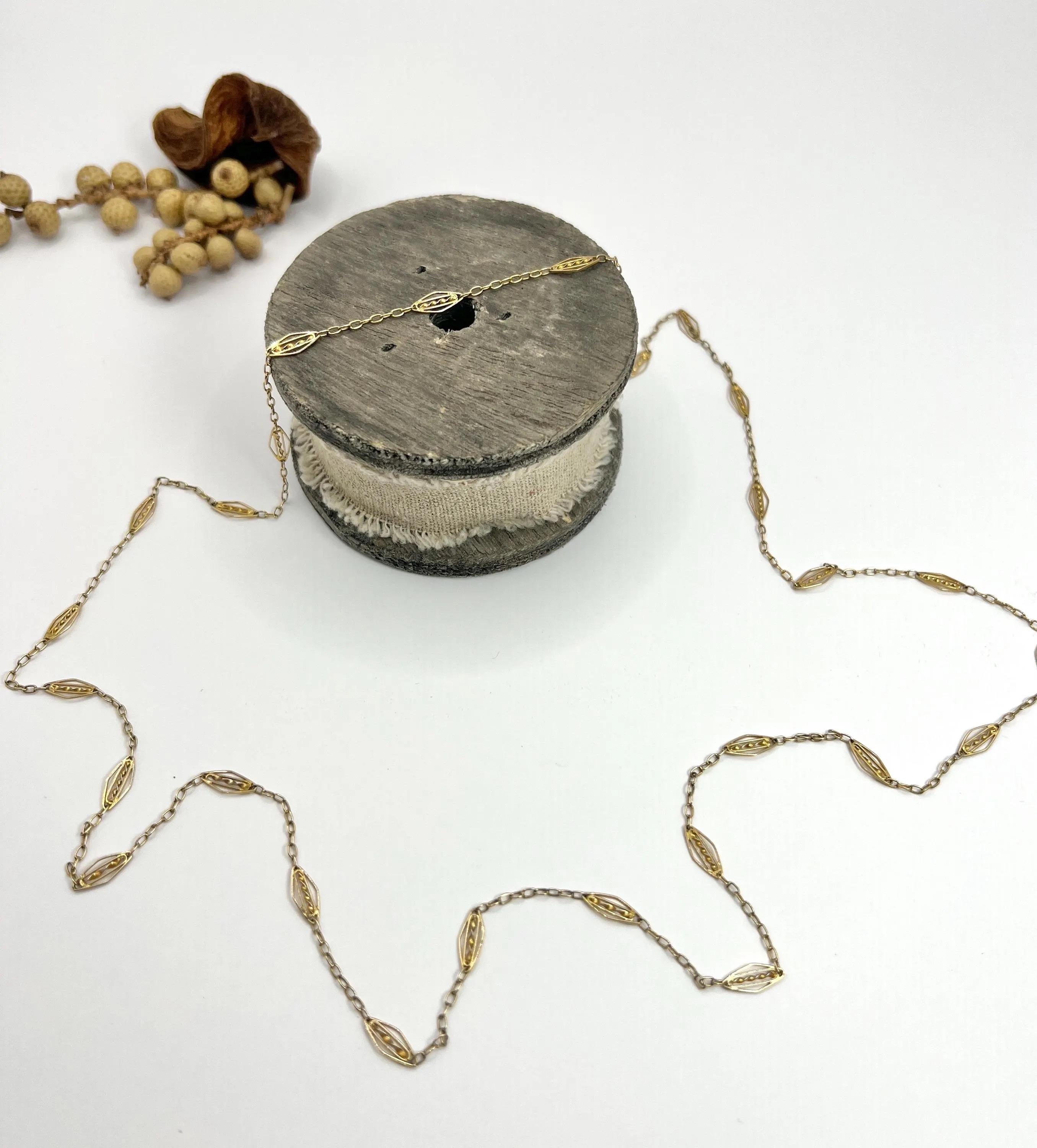 Chaîne en or jaune 15ct, 1920, 32 pouces Trace & Twist Link Chain en vente 2