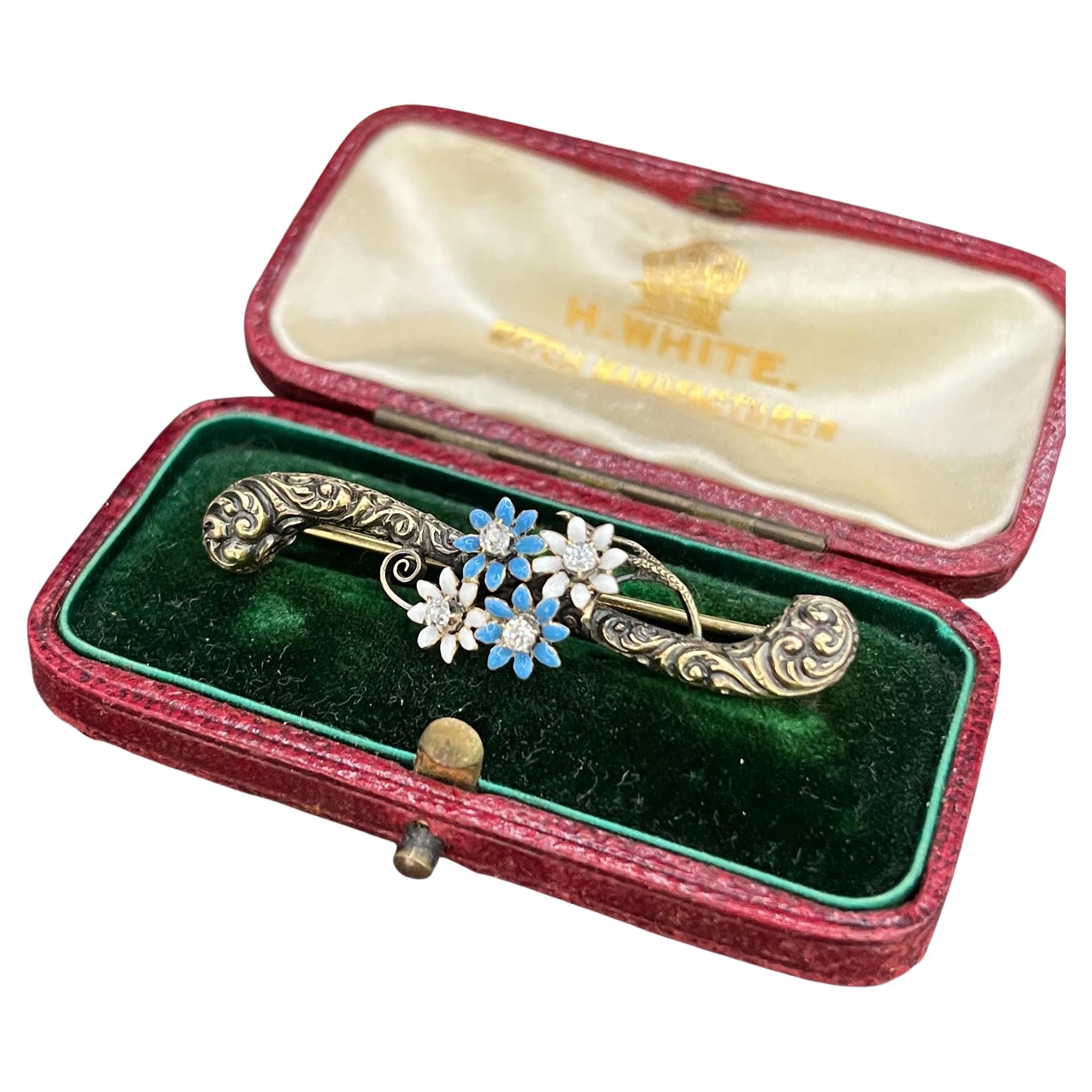 Oro amarillo de 15 ct, circa 1900 Broche flor de esmalte blanco y azul y diamantes