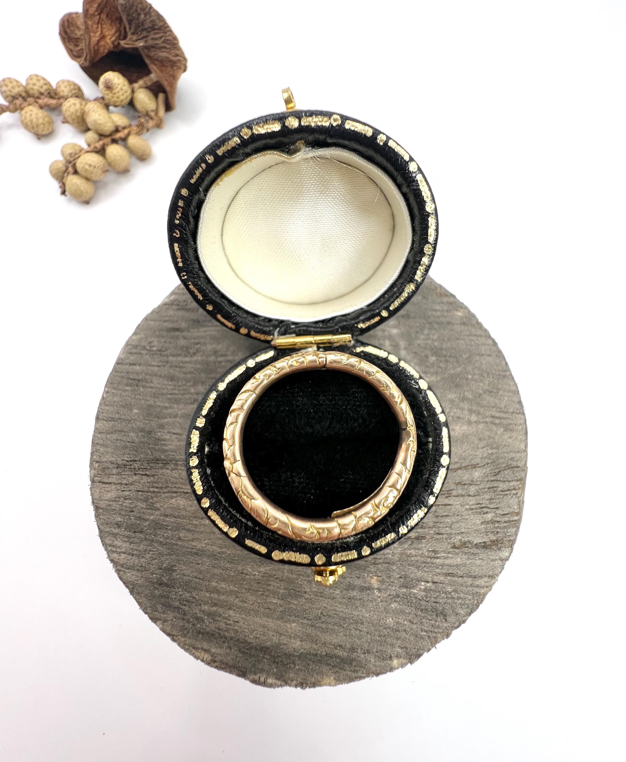 15ct Yellow Gold, Early Victorian Hand Carved Fancy Split Ring Fitting Pendent 1
