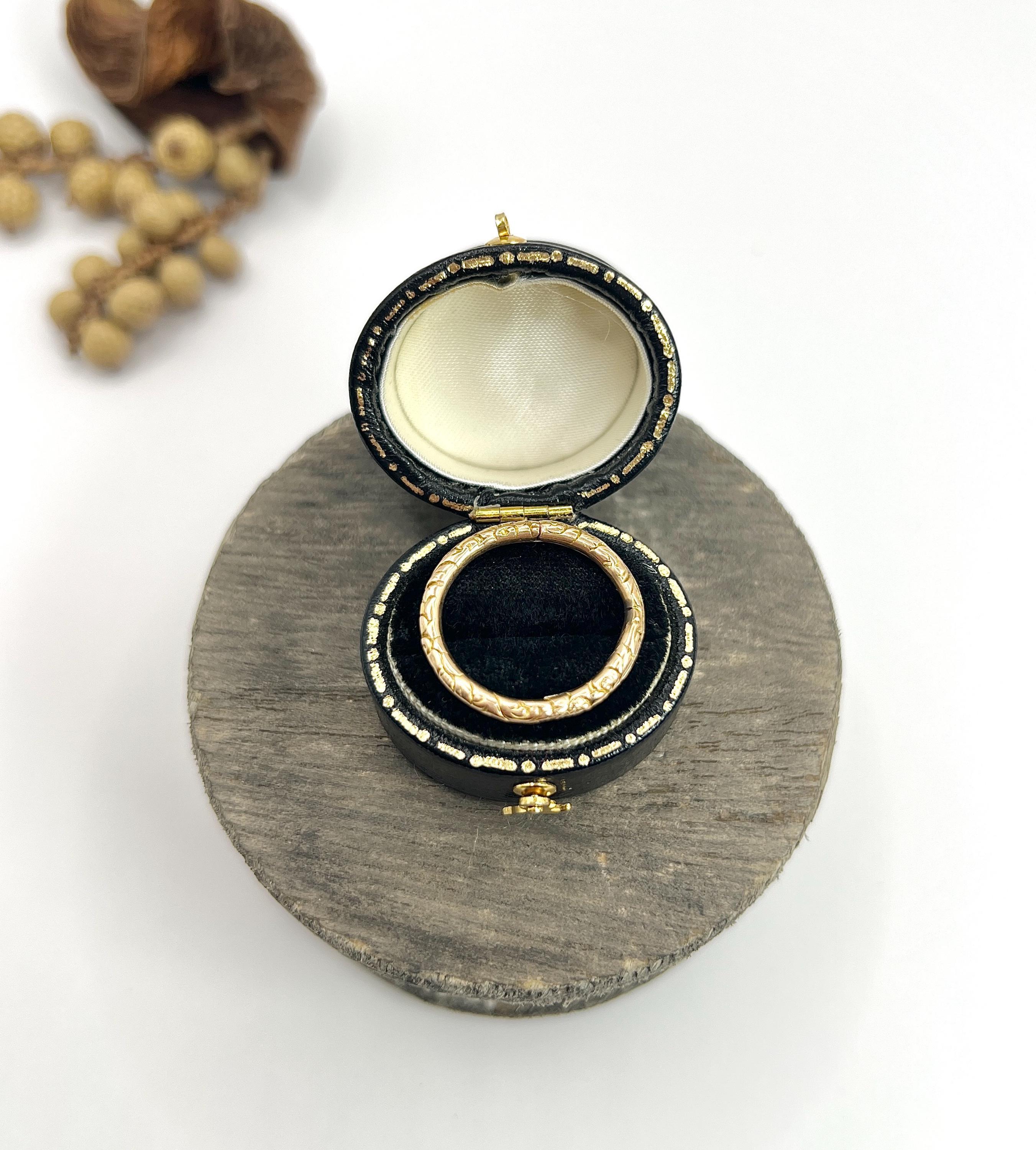 15ct Yellow Gold, Early Victorian Hand Carved Fancy Split Ring Fitting Pendent 2