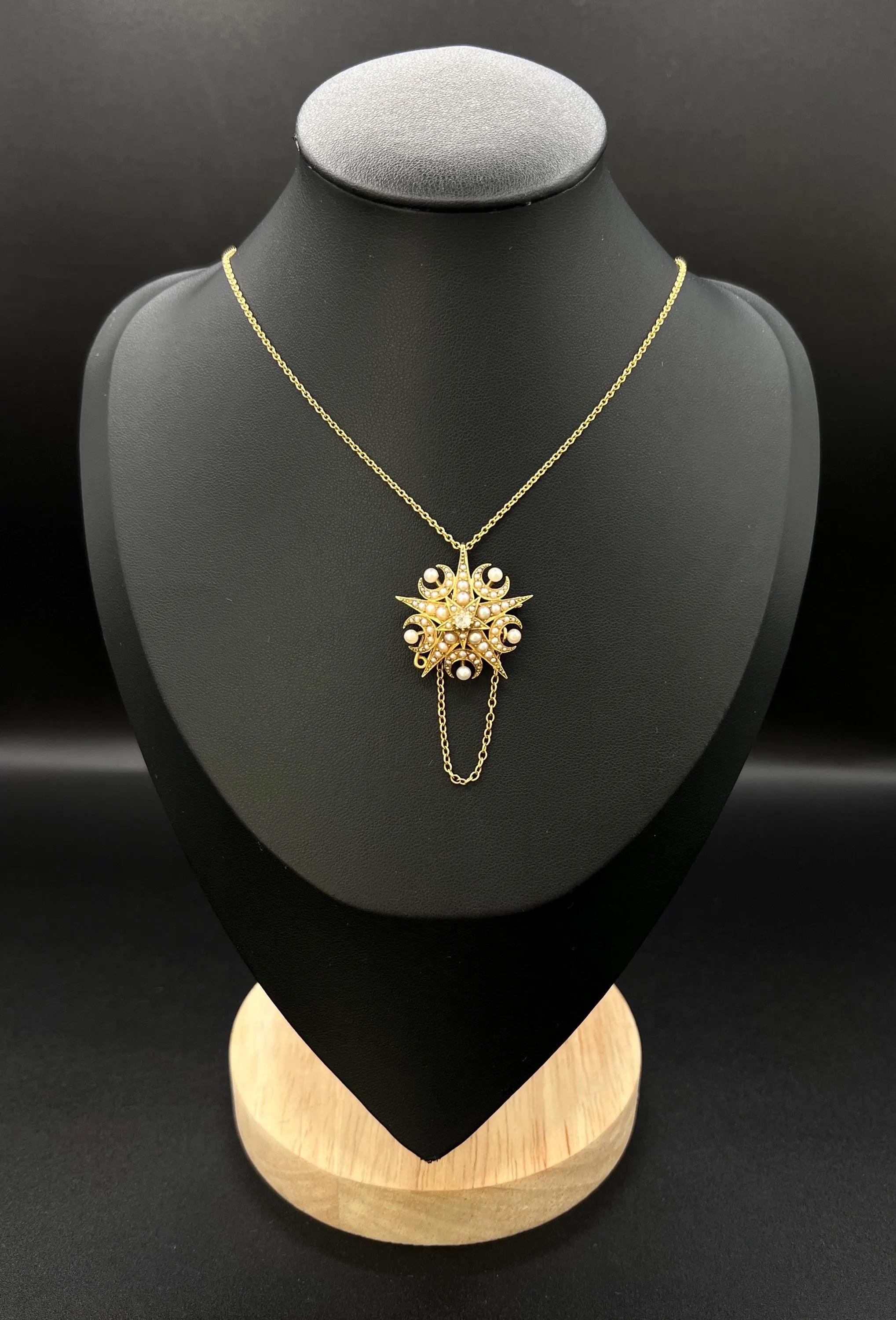 Édouardien Broche / Pendentif en or jaune 15ct, diamant édouardien et perle de rocaille en forme de croissant en vente