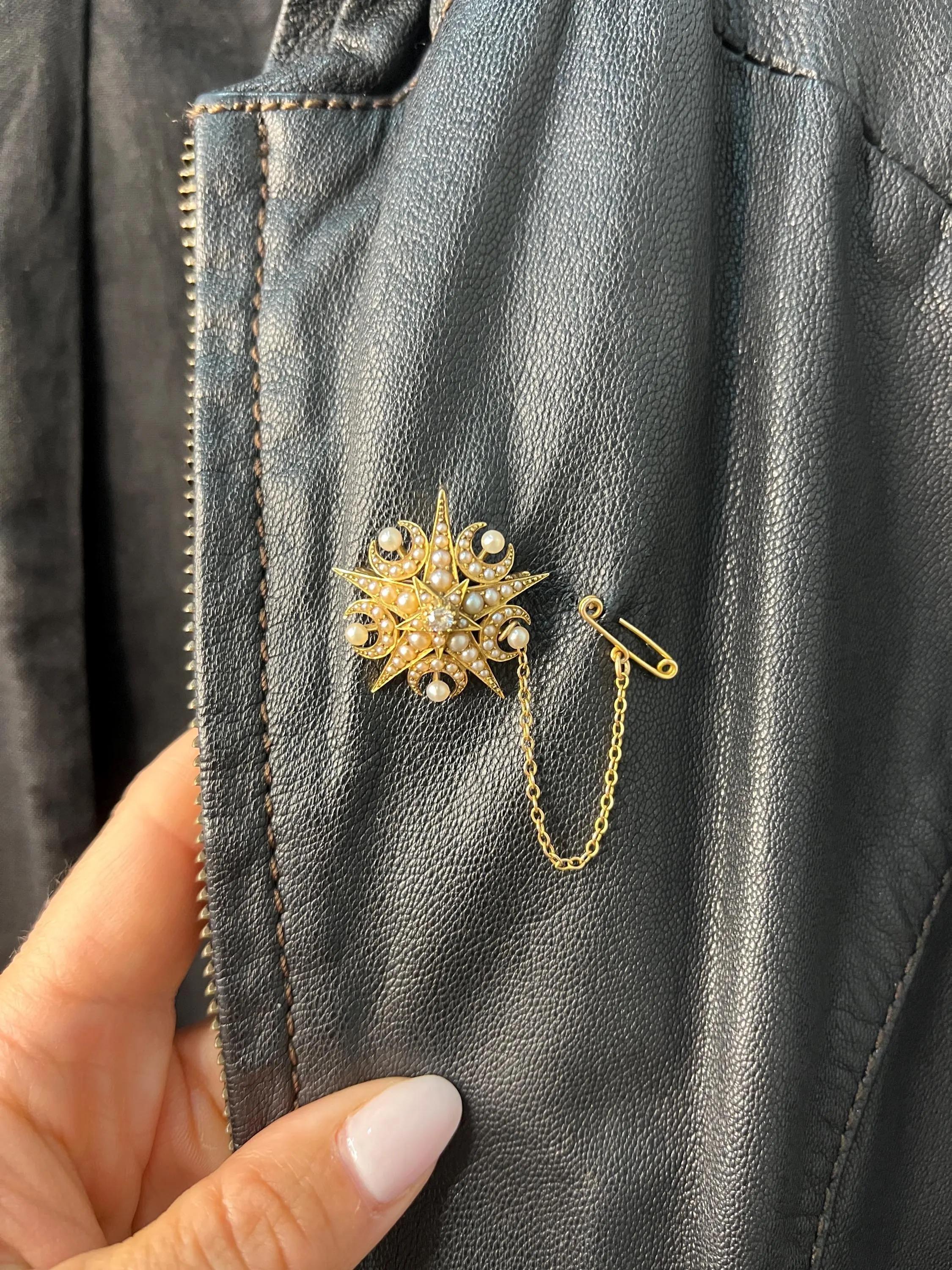 Broche / Pendentif en or jaune 15ct, diamant édouardien et perle de rocaille en forme de croissant Bon état - En vente à Brighton, GB