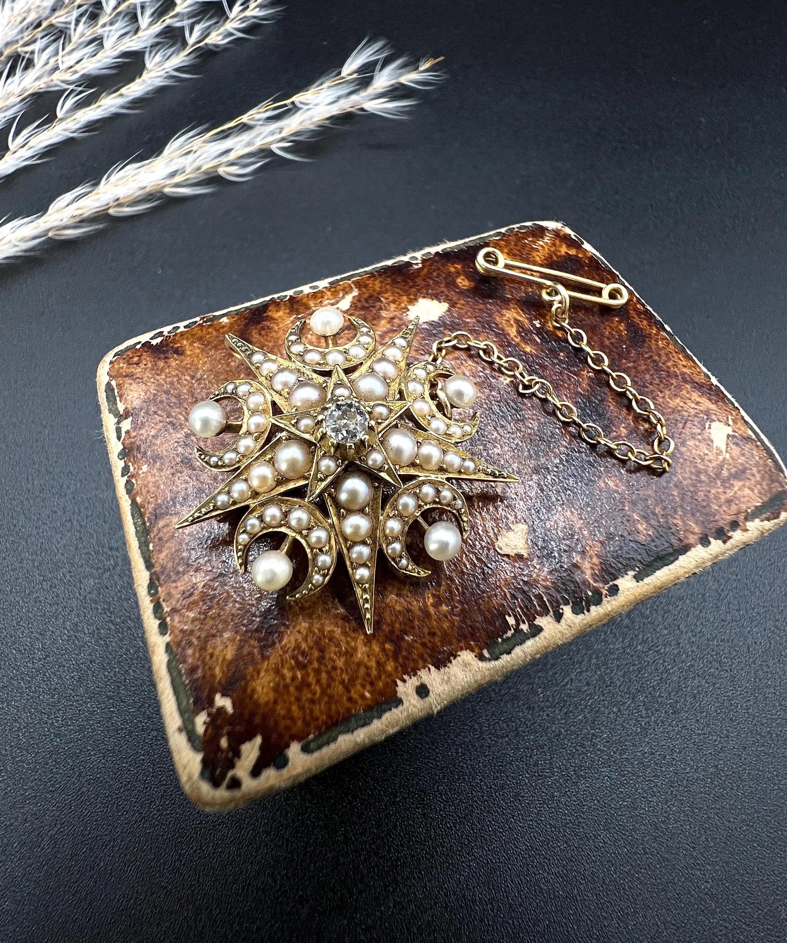 Broche / Pendentif en or jaune 15ct, diamant édouardien et perle de rocaille en forme de croissant Unisexe en vente