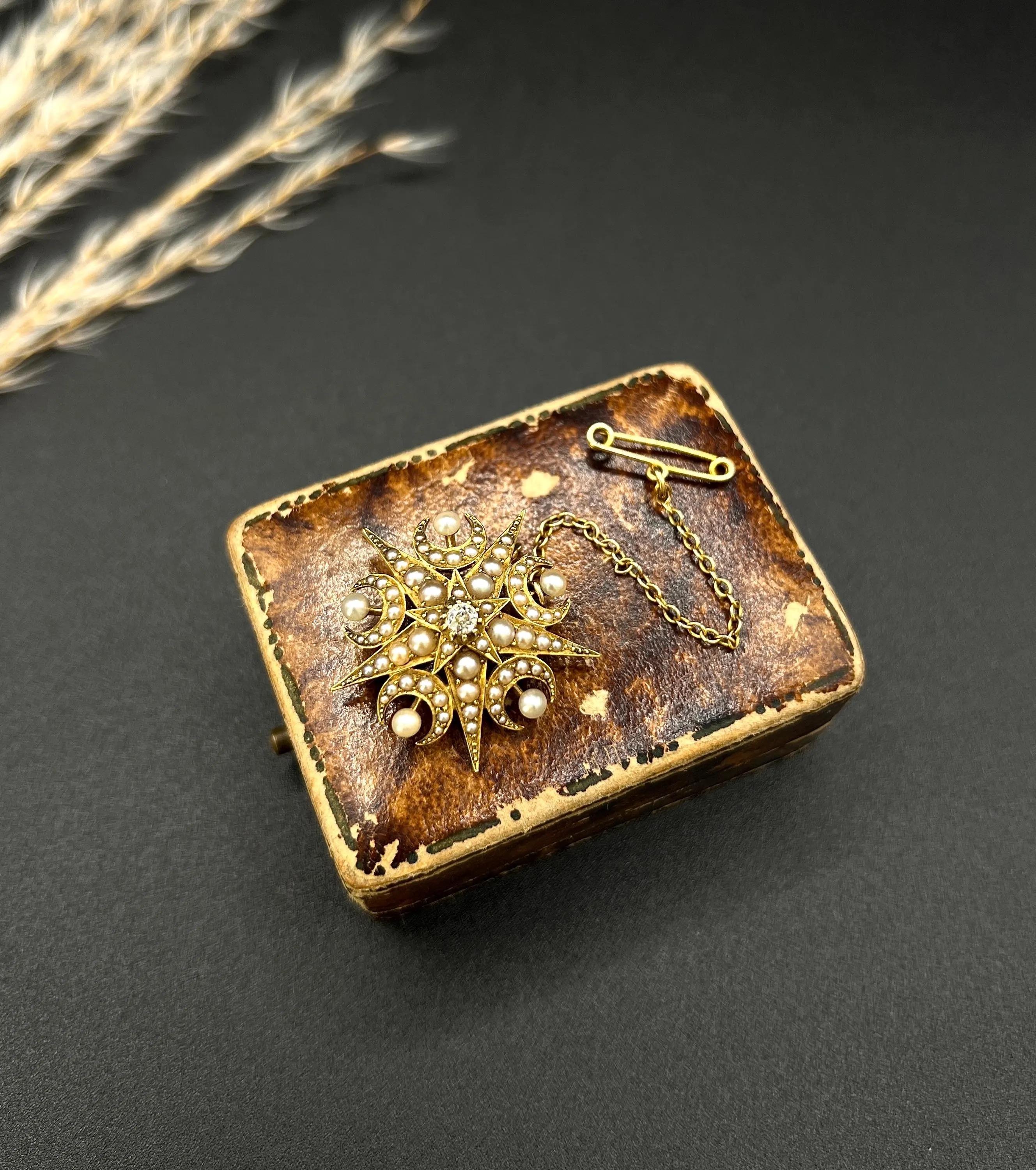 Broche / Pendentif en or jaune 15ct, diamant édouardien et perle de rocaille en forme de croissant en vente 1