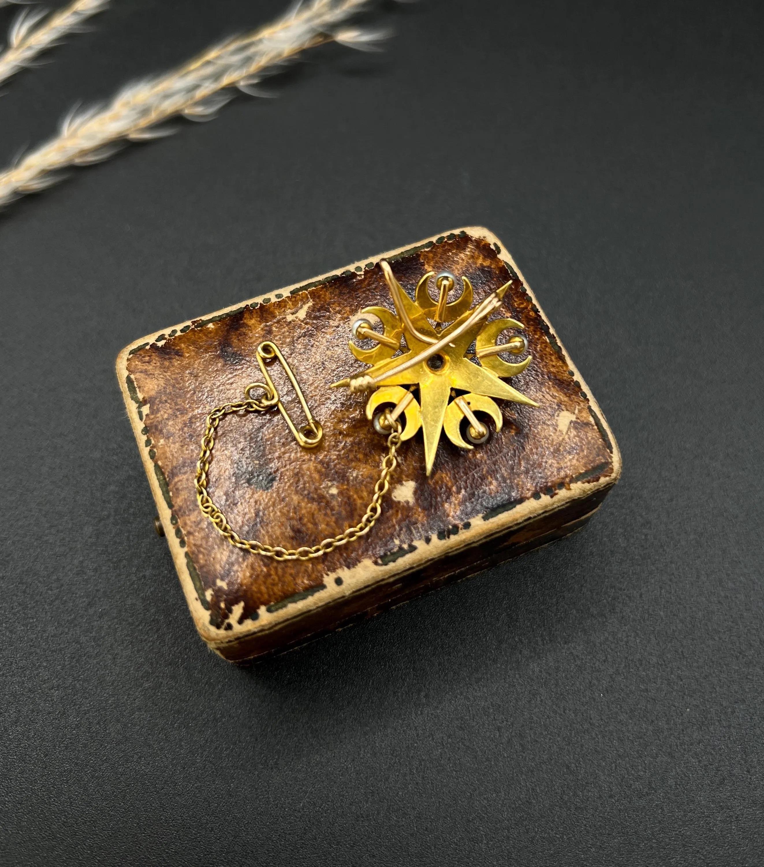 Broche / Pendentif en or jaune 15ct, diamant édouardien et perle de rocaille en forme de croissant en vente 2