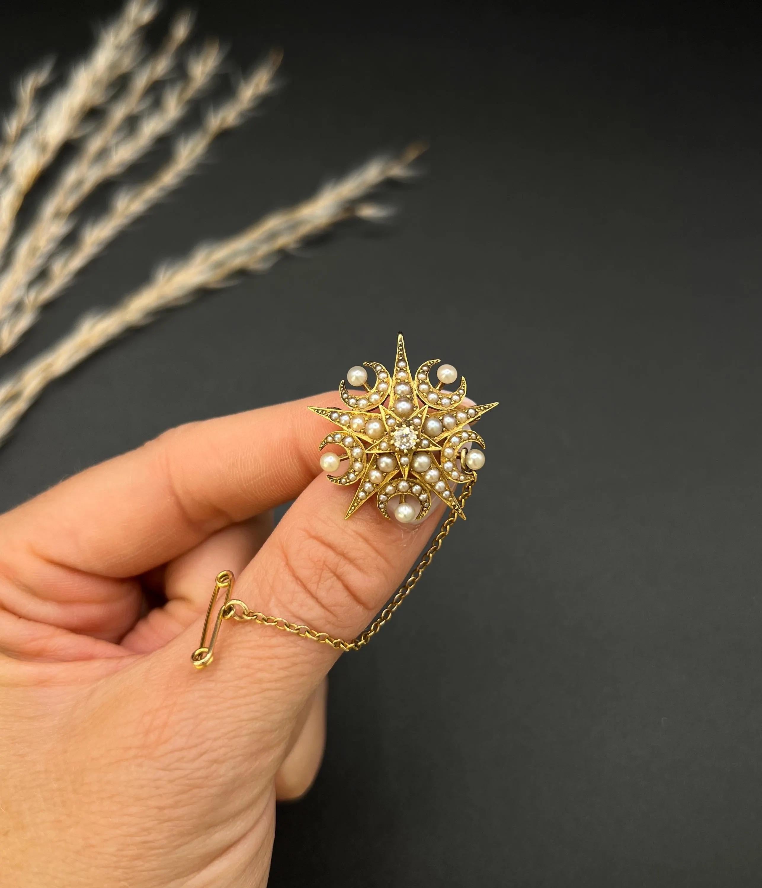 Broche / Pendentif en or jaune 15ct, diamant édouardien et perle de rocaille en forme de croissant en vente 3