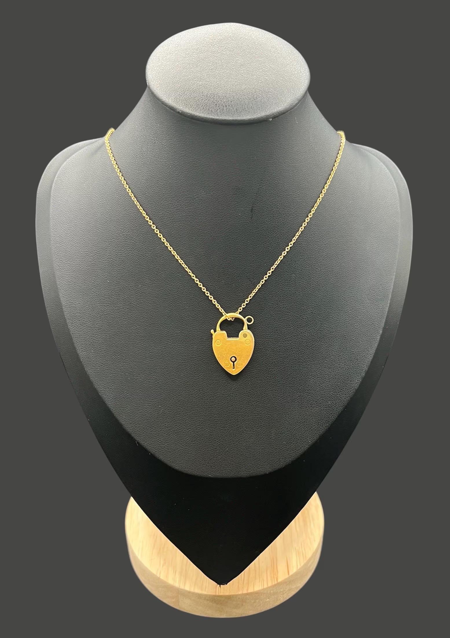 15ct Yellow Gold Edwardian Heart Padlock Pendant, Bracelet Clasp Hallmarked 1907 In Good Condition For Sale In Brighton, GB