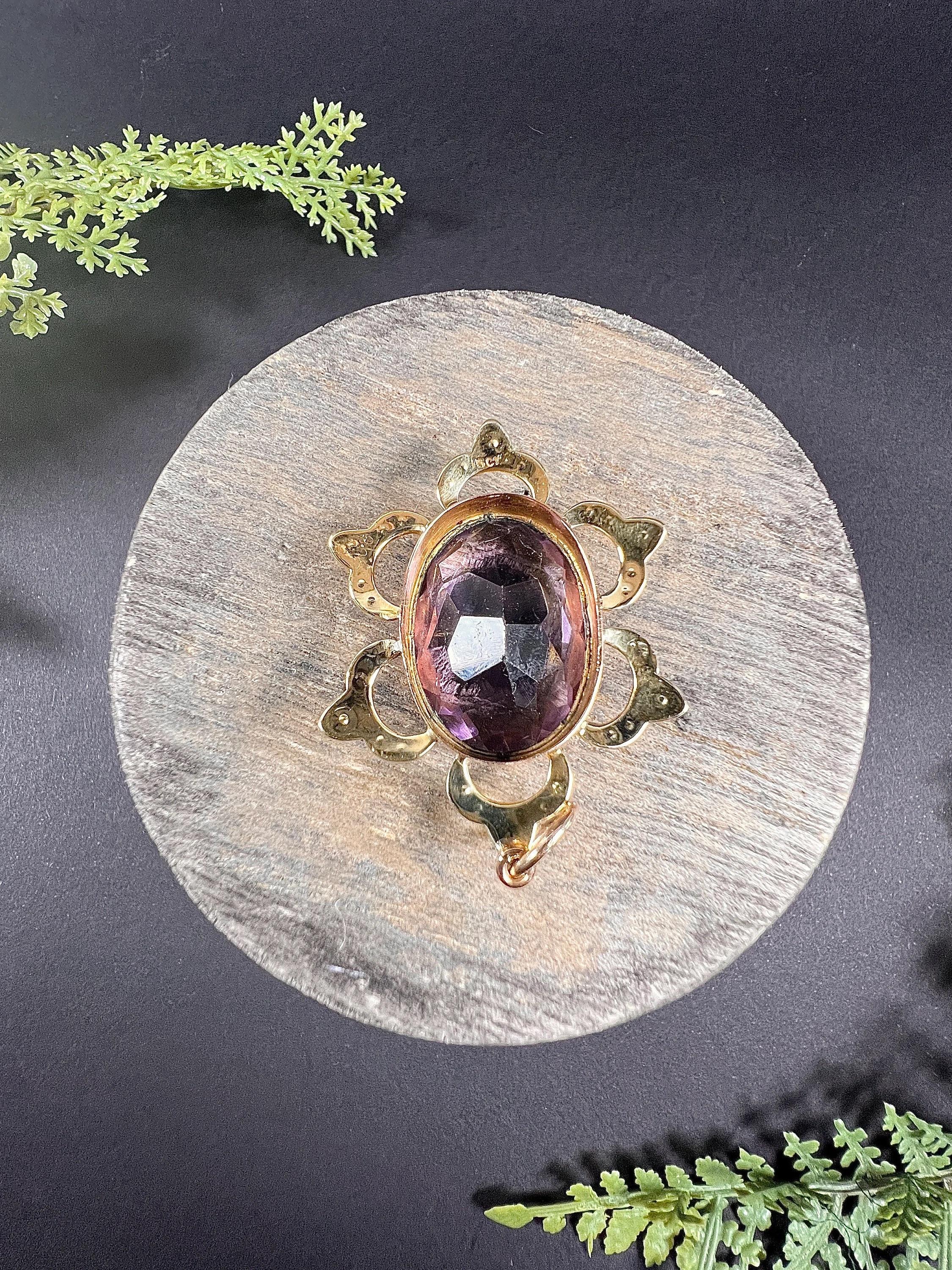 Taille ovale Pendentif édouardien en or jaune 15 carats avec grande améthyste ovale facettée et perles de rocaille en vente