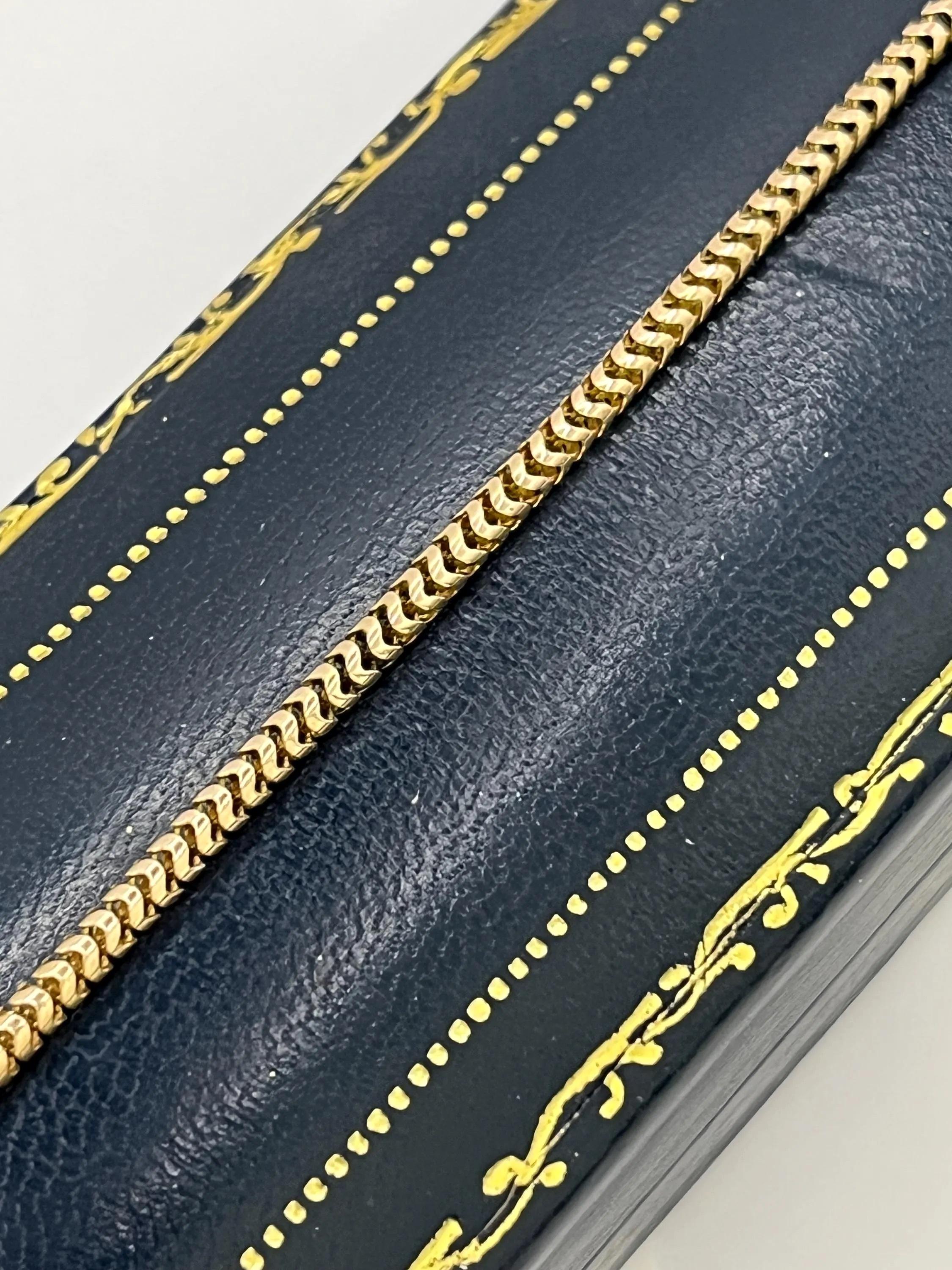 Rallonge de chaîne en or antique

Or jaune 15ct estampillé 

Circa 1900

Ajoutez une touche d'élégance polyvalente à votre collection de bijoux avec cette exquise chaîne de rallonge à maillons serpent en or jaune 15ct. Cette magnifique chaîne est