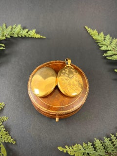 15ct Yellow Gold, Large Victorian Oval Shaped Locket with Butterfly Detailing