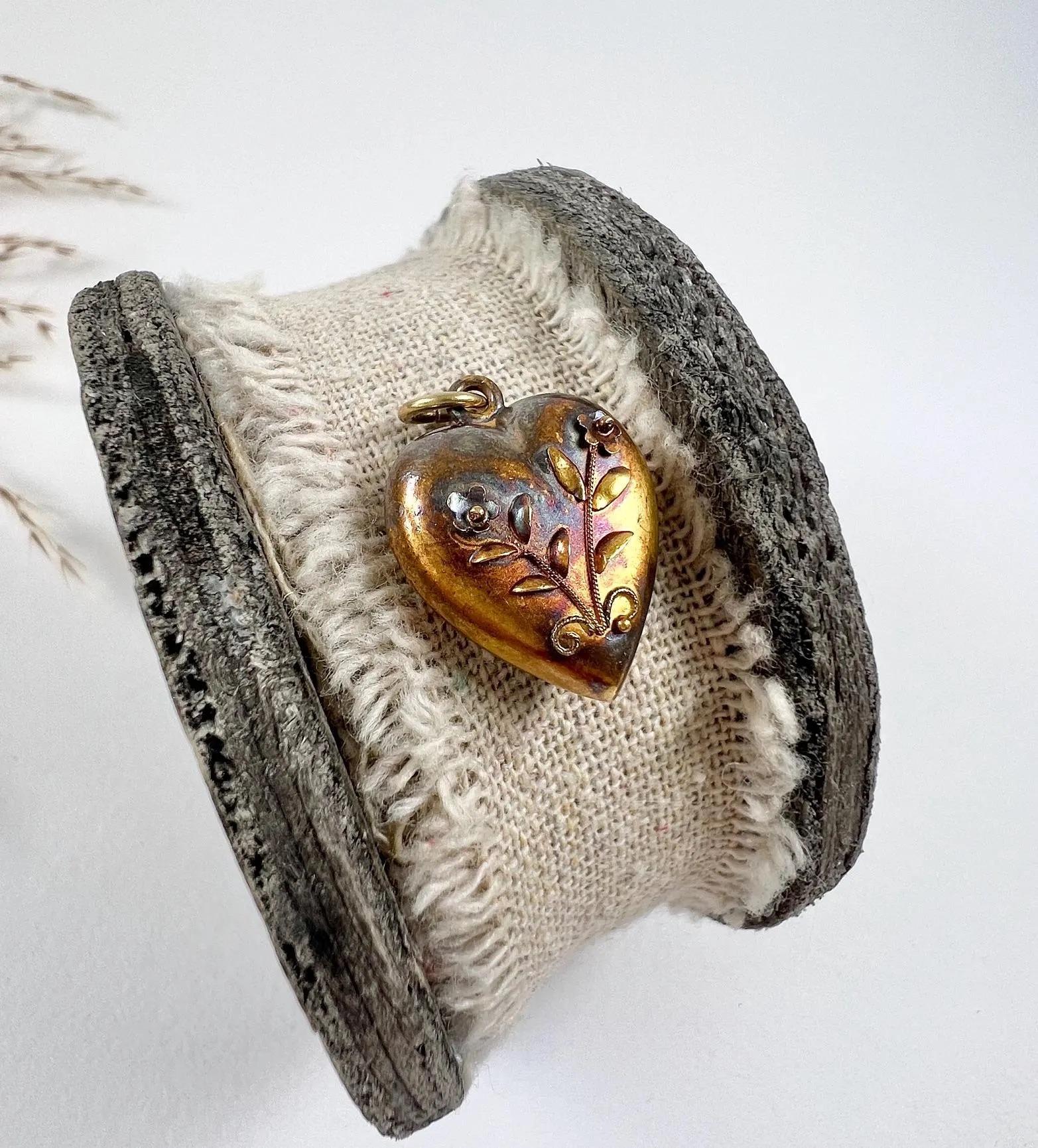 15ct Yellow Gold Stamped, Victorian Floral Decorated Puffy Gold Heart Pendant For Sale 6