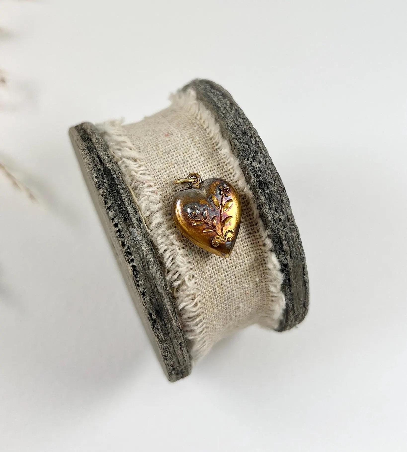 15ct Yellow Gold Stamped, Victorian Floral Decorated Puffy Gold Heart Pendant For Sale 7