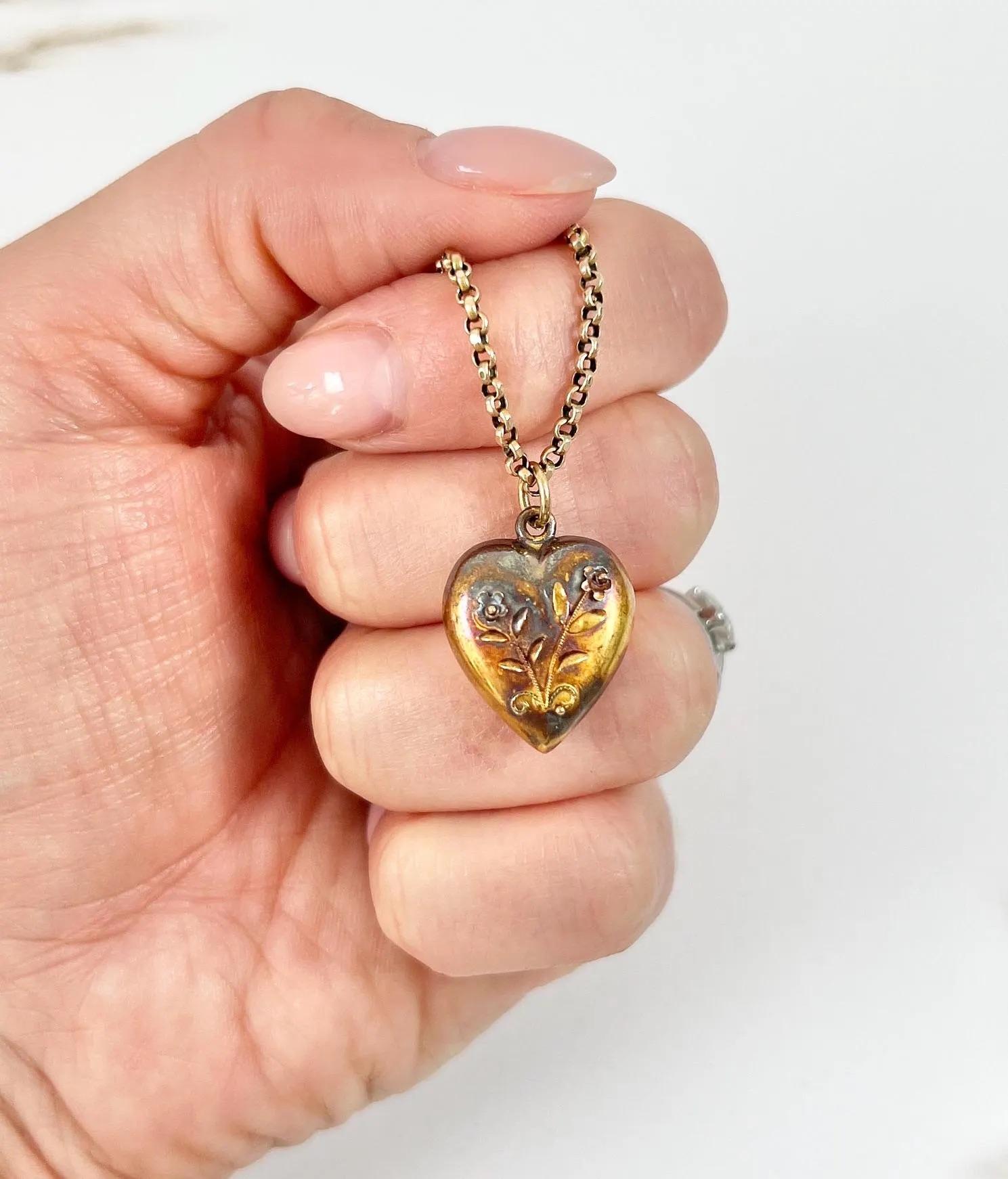 15ct Yellow Gold Stamped, Victorian Floral Decorated Puffy Gold Heart Pendant For Sale 1