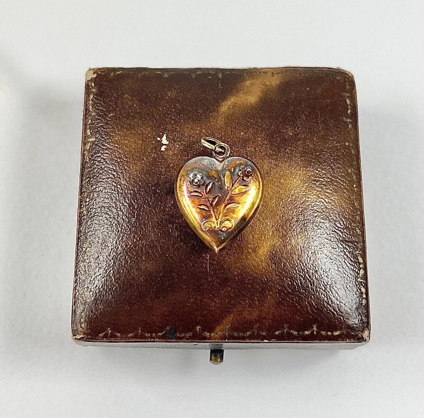 15ct Yellow Gold Stamped, Victorian Floral Decorated Puffy Gold Heart Pendant For Sale 3