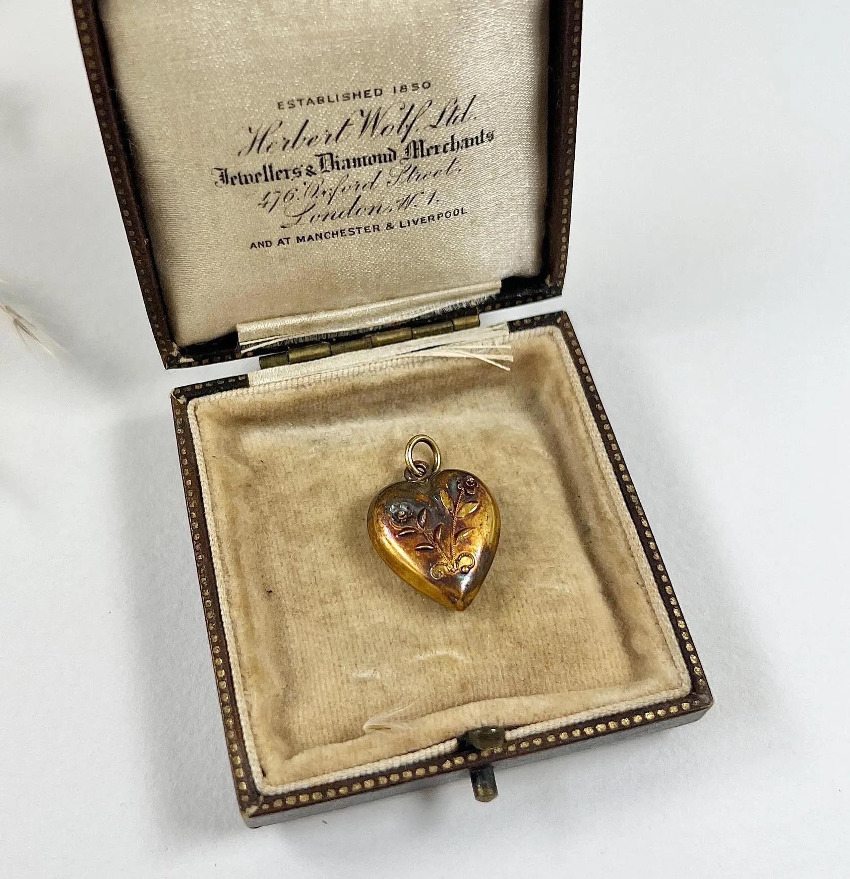 15ct Yellow Gold Stamped, Victorian Floral Decorated Puffy Gold Heart Pendant For Sale 4