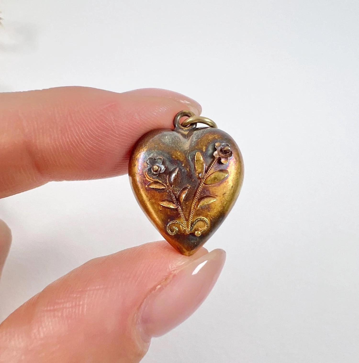 15ct Yellow Gold Stamped, Victorian Floral Decorated Puffy Gold Heart Pendant For Sale 5