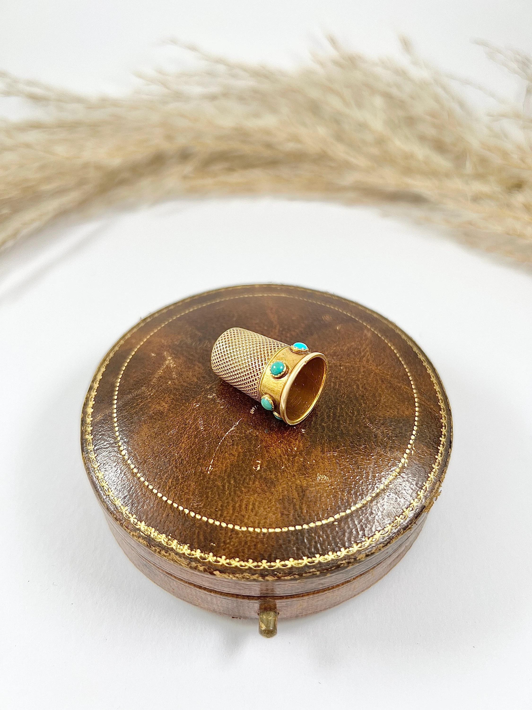 Antiker goldener Fingerhut 

15ct Gelbgold 

CIRCA 1860

Dieser viktorianische Fingerhut ist nicht nur ein praktisches Nähwerkzeug, sondern auch ein wunderschönes Kunstwerk, das die Essenz der Epoche einfängt. Die Kombination aus dem satten Goldton