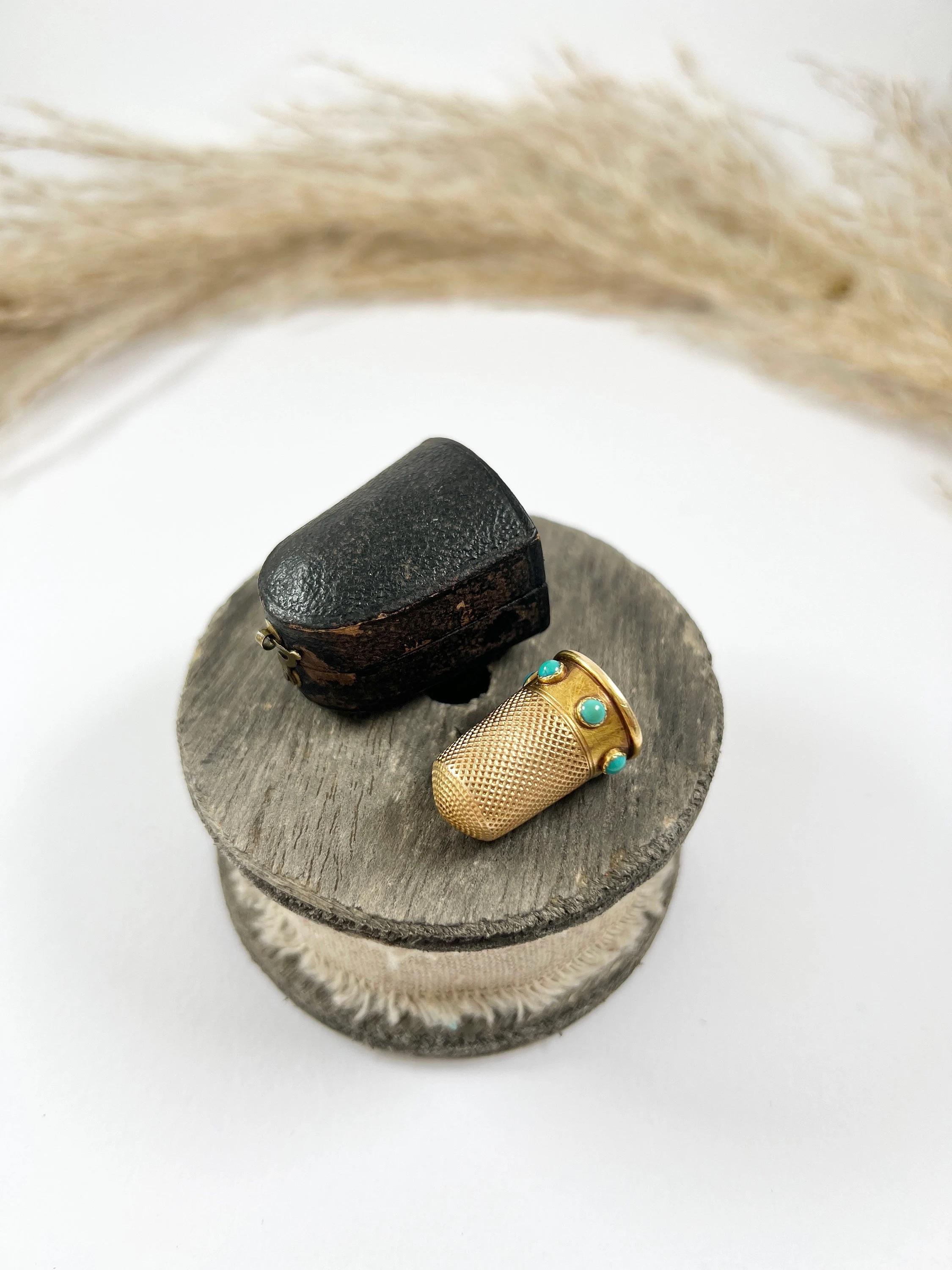15 Karat Gelbgold & Türkis viktorianisches Gold Thimble mit Original Antikschachtel im Zustand „Gut“ im Angebot in Brighton, GB