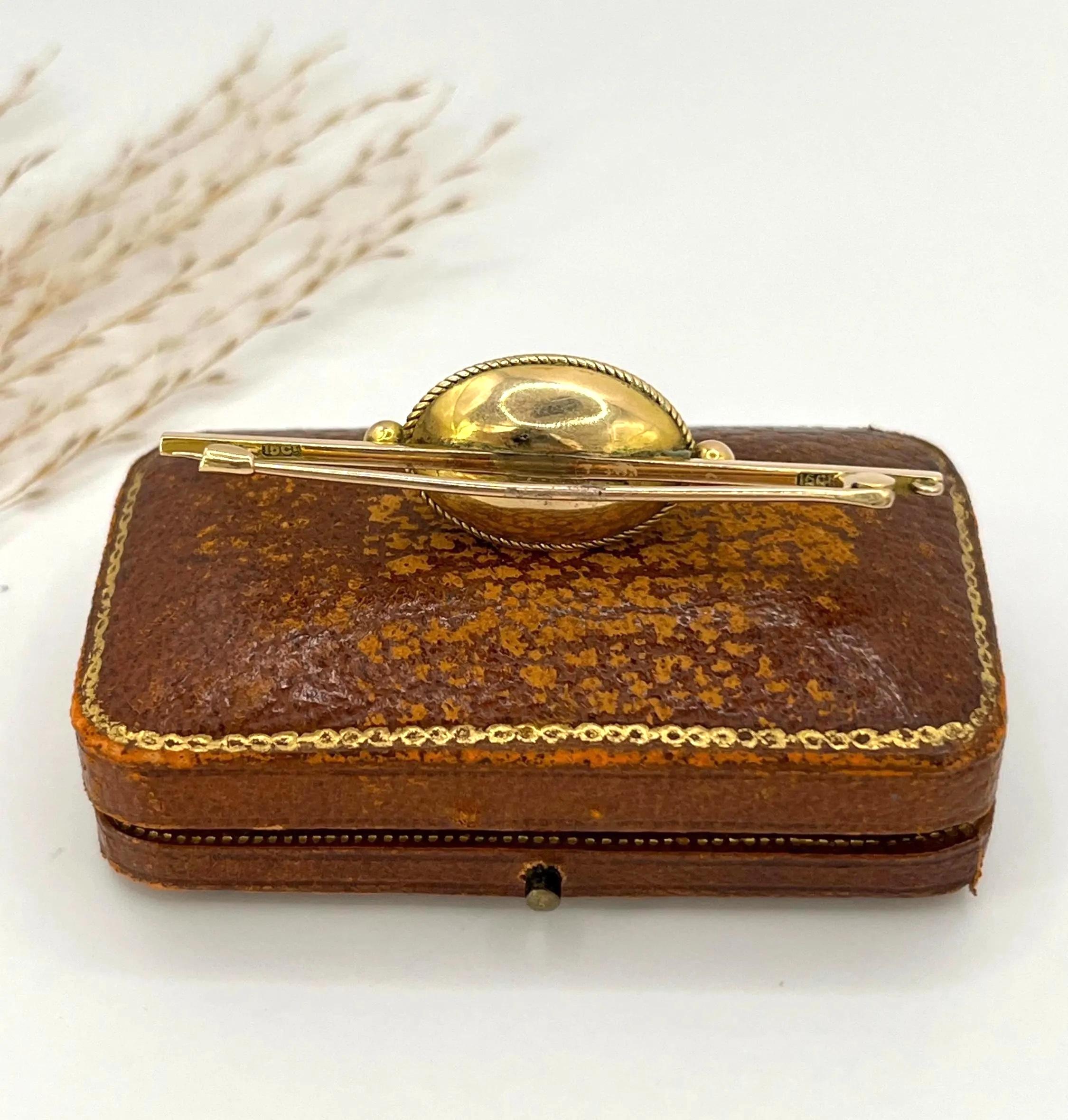 Broche en or jaune 15ct, émail bleu victorien, diamants et perles de rocaille Circa 1880 en vente 4