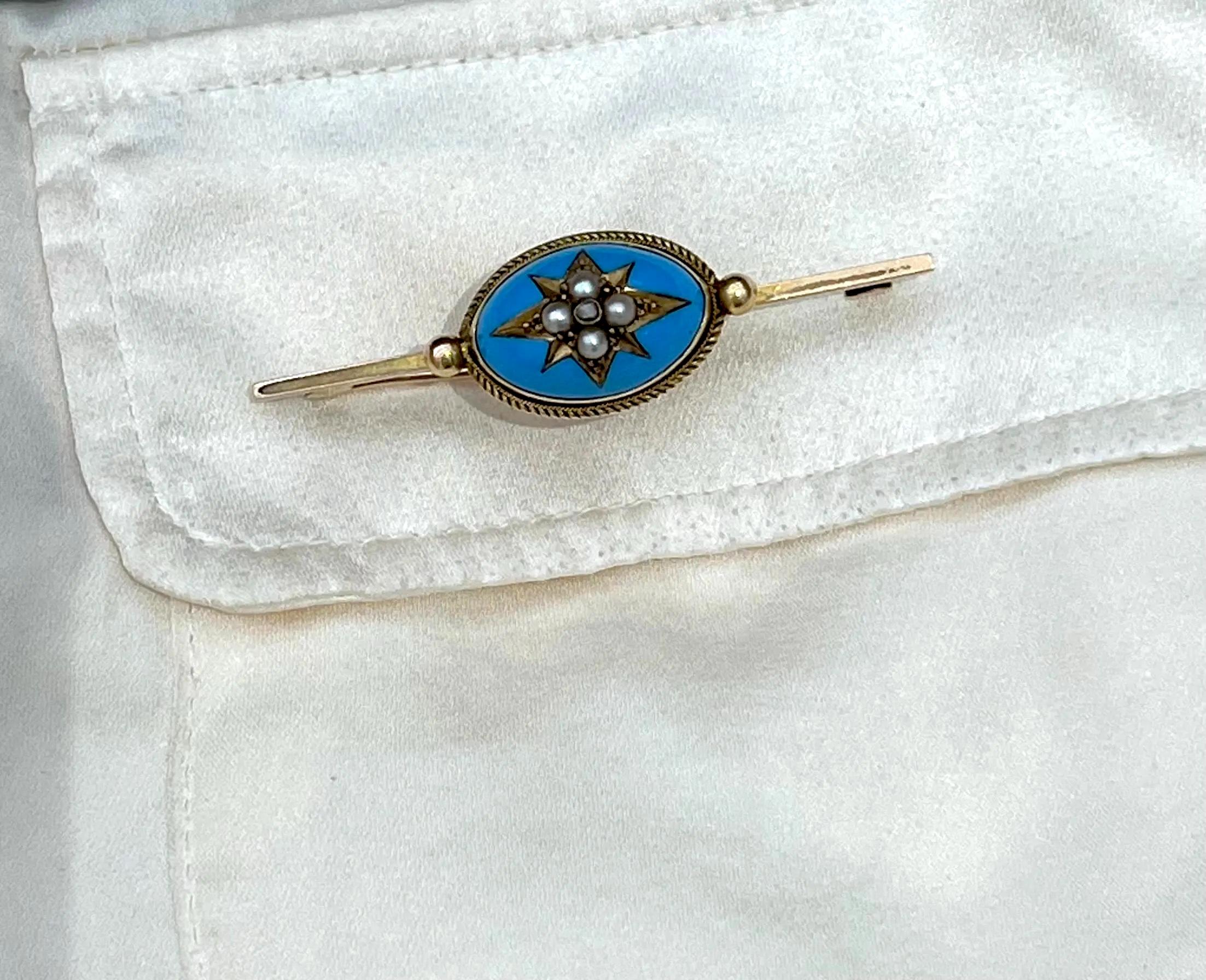 Victorien Broche en or jaune 15ct, émail bleu victorien, diamants et perles de rocaille Circa 1880 en vente