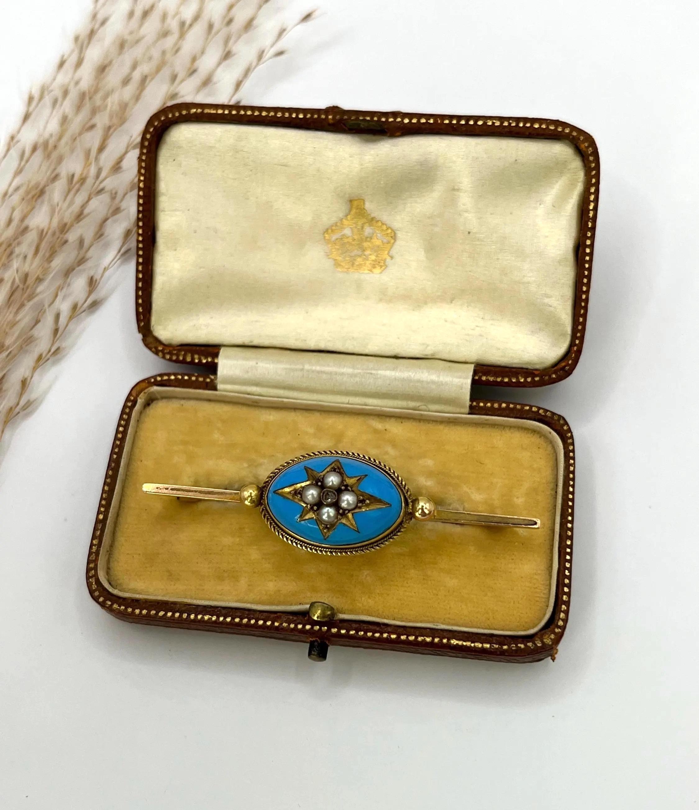 Taille rose Broche en or jaune 15ct, émail bleu victorien, diamants et perles de rocaille Circa 1880 en vente