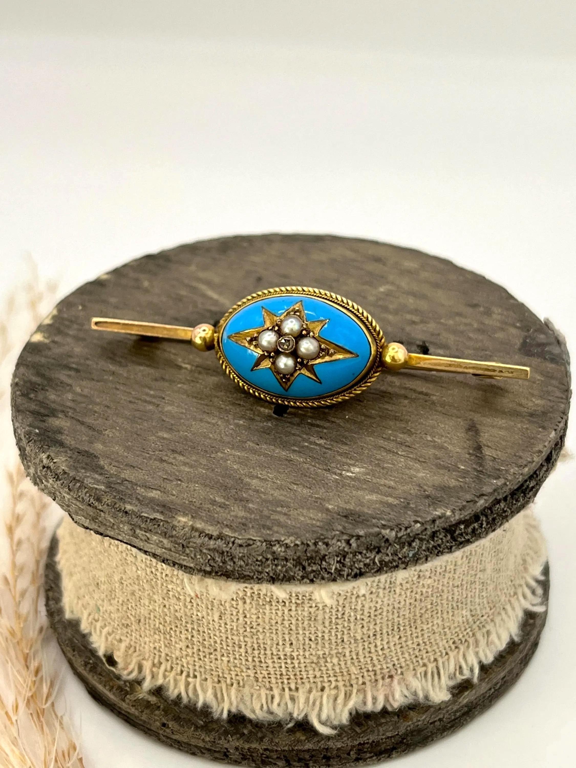 Broche en or jaune 15ct, émail bleu victorien, diamants et perles de rocaille Circa 1880 Unisexe en vente