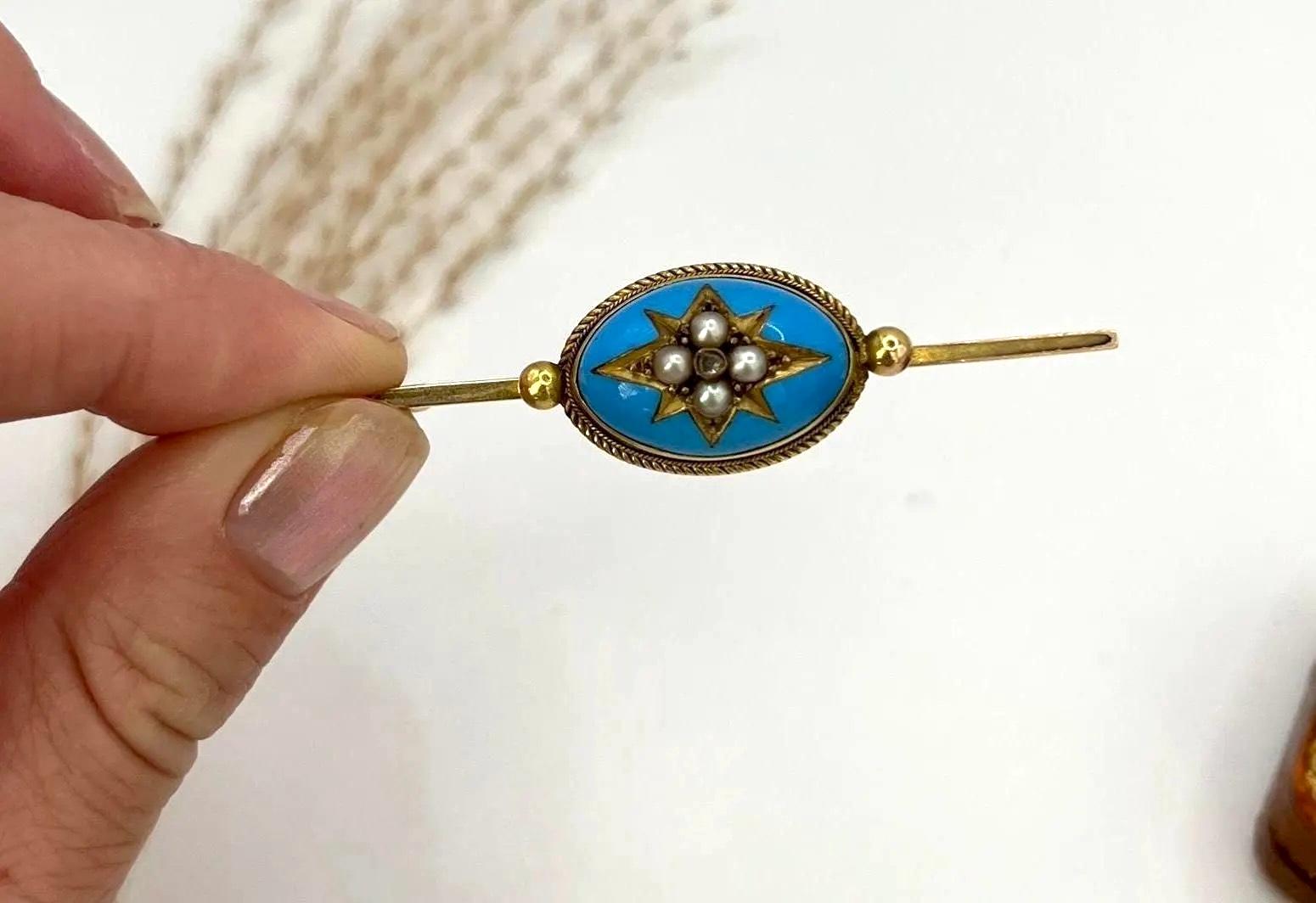 Broche en or jaune 15ct, émail bleu victorien, diamants et perles de rocaille Circa 1880 en vente 2