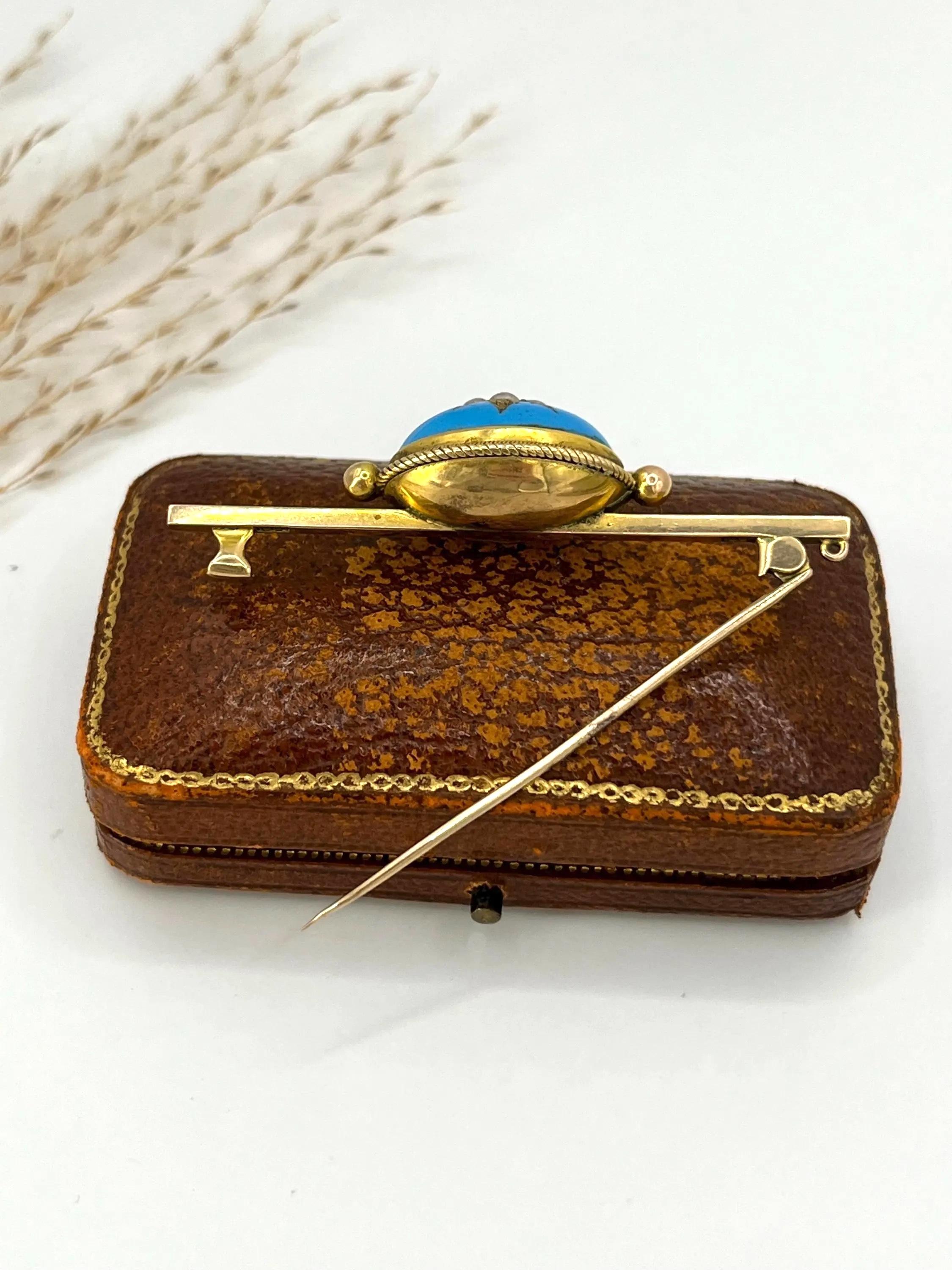 Broche en or jaune 15ct, émail bleu victorien, diamants et perles de rocaille Circa 1880 en vente 3