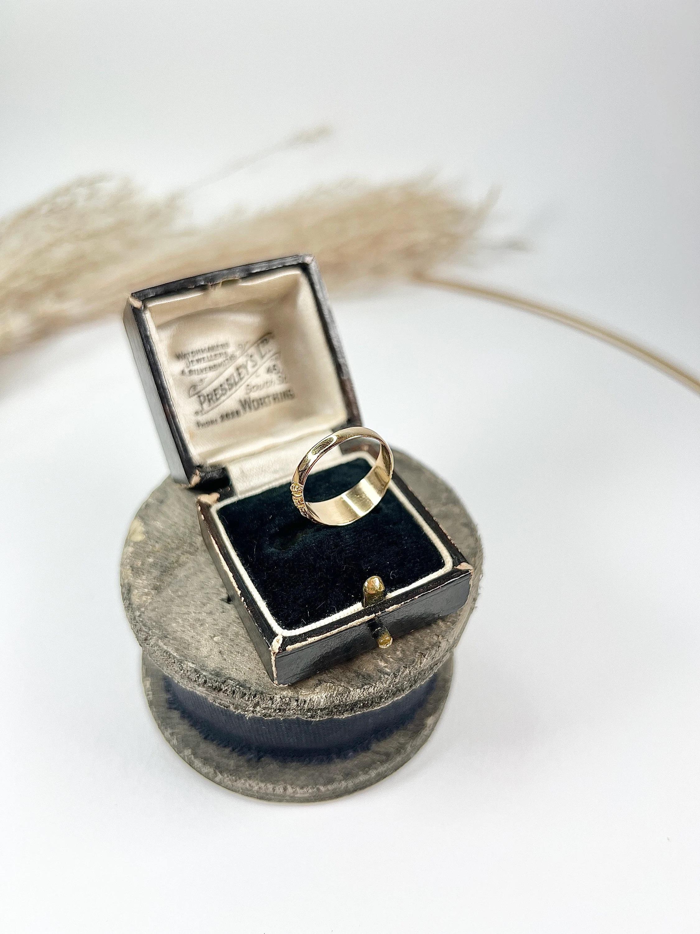 15ct Yellow Gold Victorian Five Stone Pearl Band Ring Hallmarked Chester 1887 In Good Condition In Brighton, GB