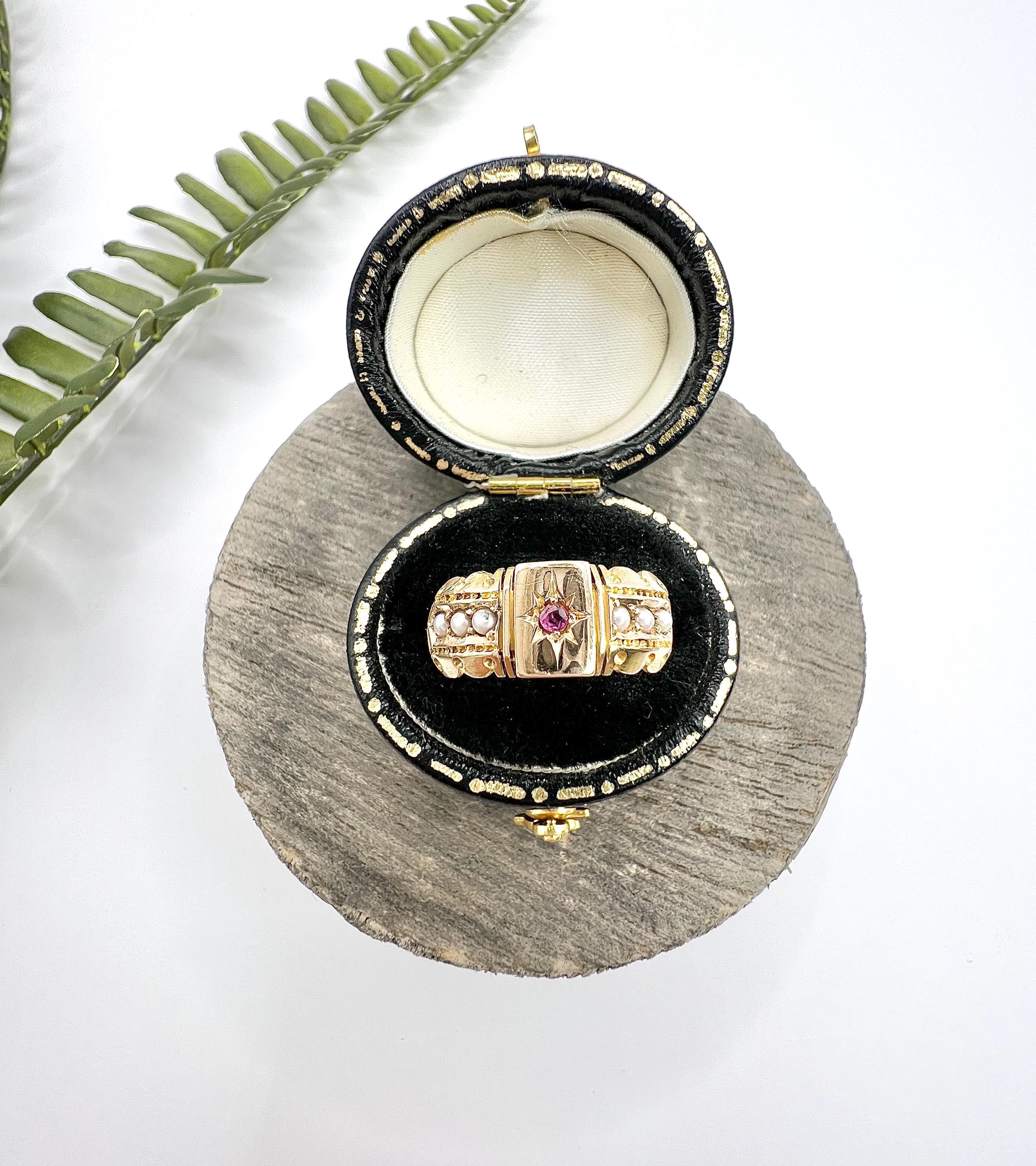 Anillo victoriano de oro amarillo de 15 ct con rubí y perla engastados en forma de estrella, Hallmarked Chester 1884 Corte redondo en venta