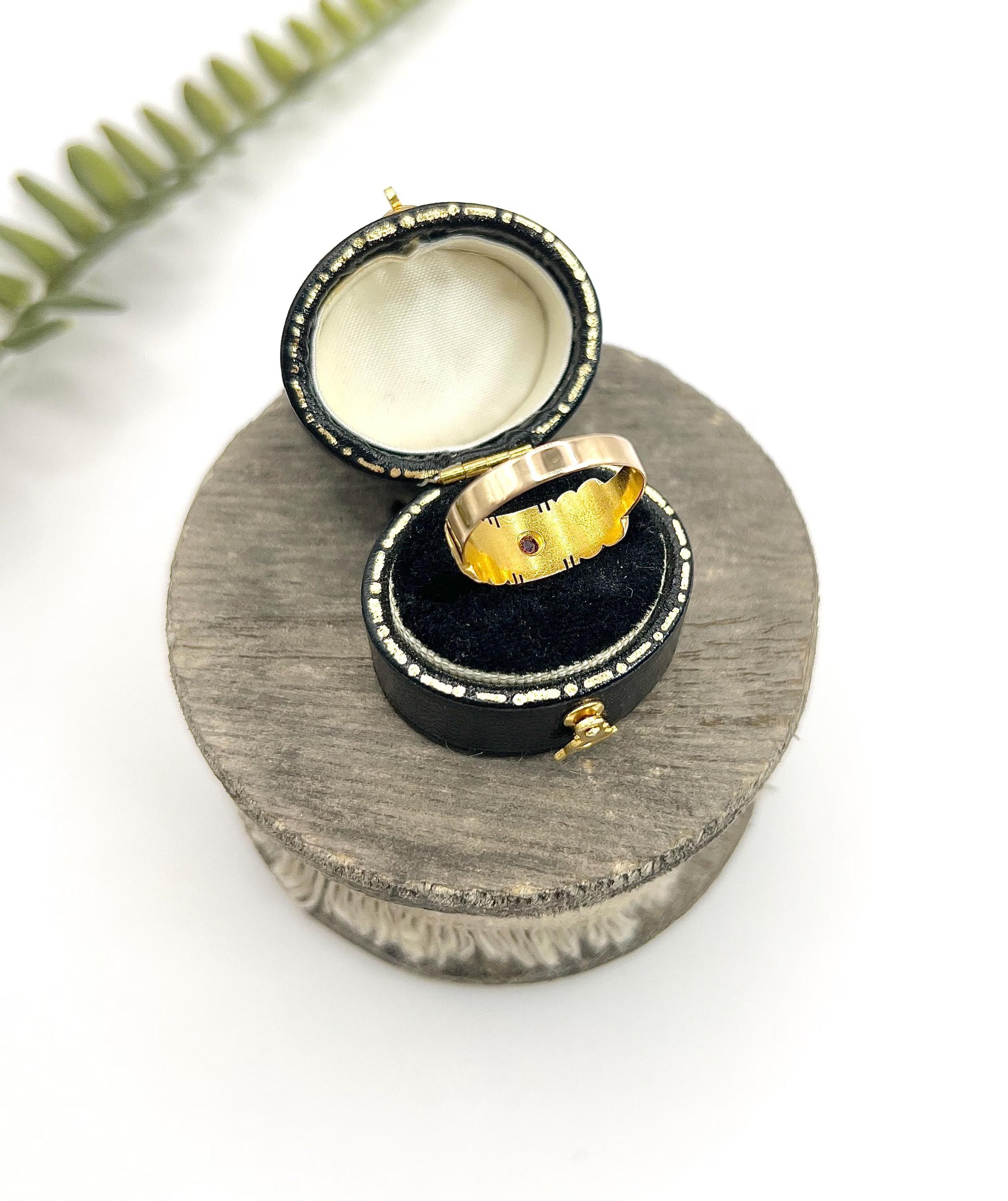 Anillo victoriano de oro amarillo de 15 ct con rubí y perla engastados en forma de estrella, Hallmarked Chester 1884 en venta 1