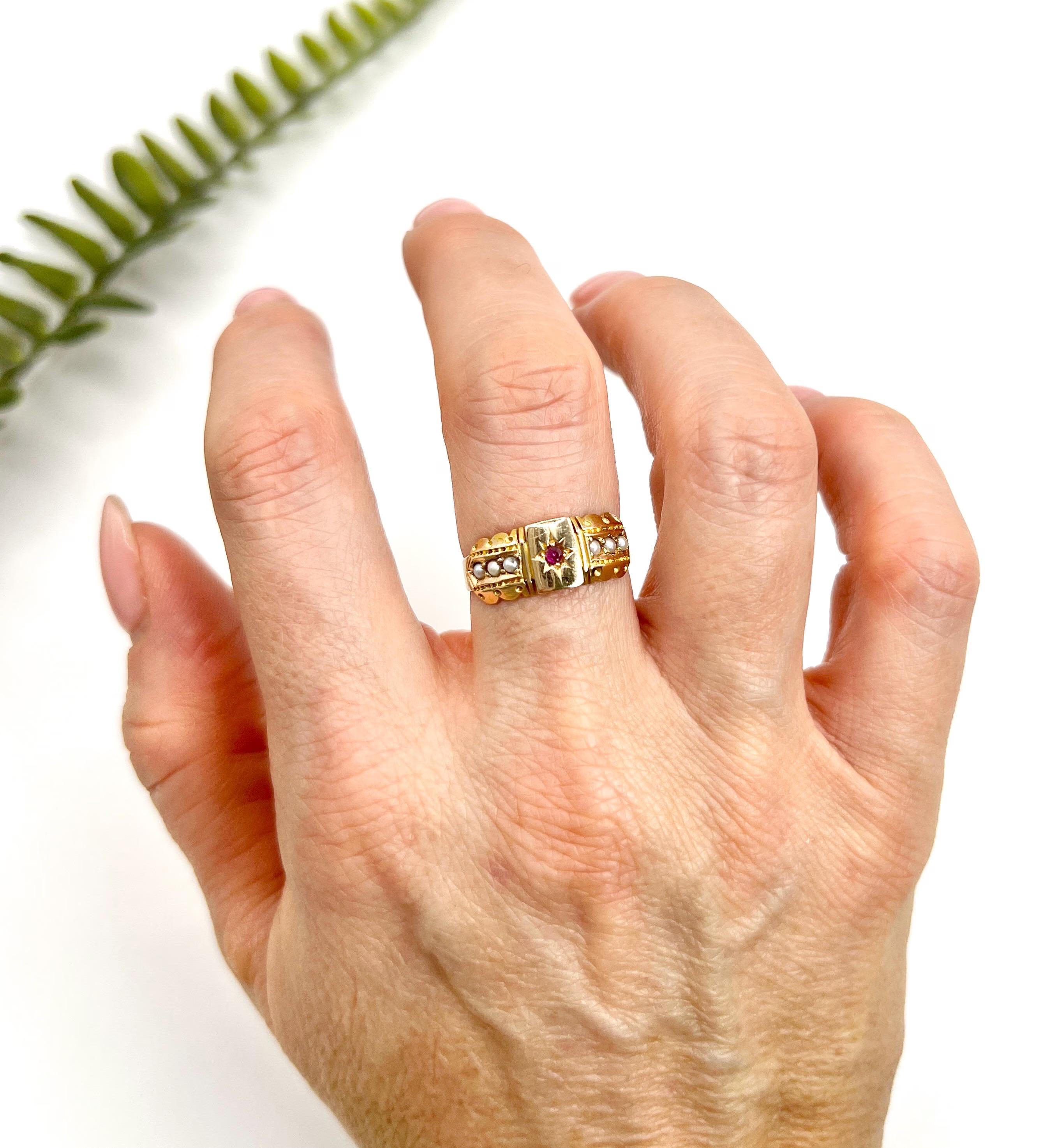 Anillo victoriano de oro amarillo de 15 ct con rubí y perla engastados en forma de estrella, Hallmarked Chester 1884 en venta 2