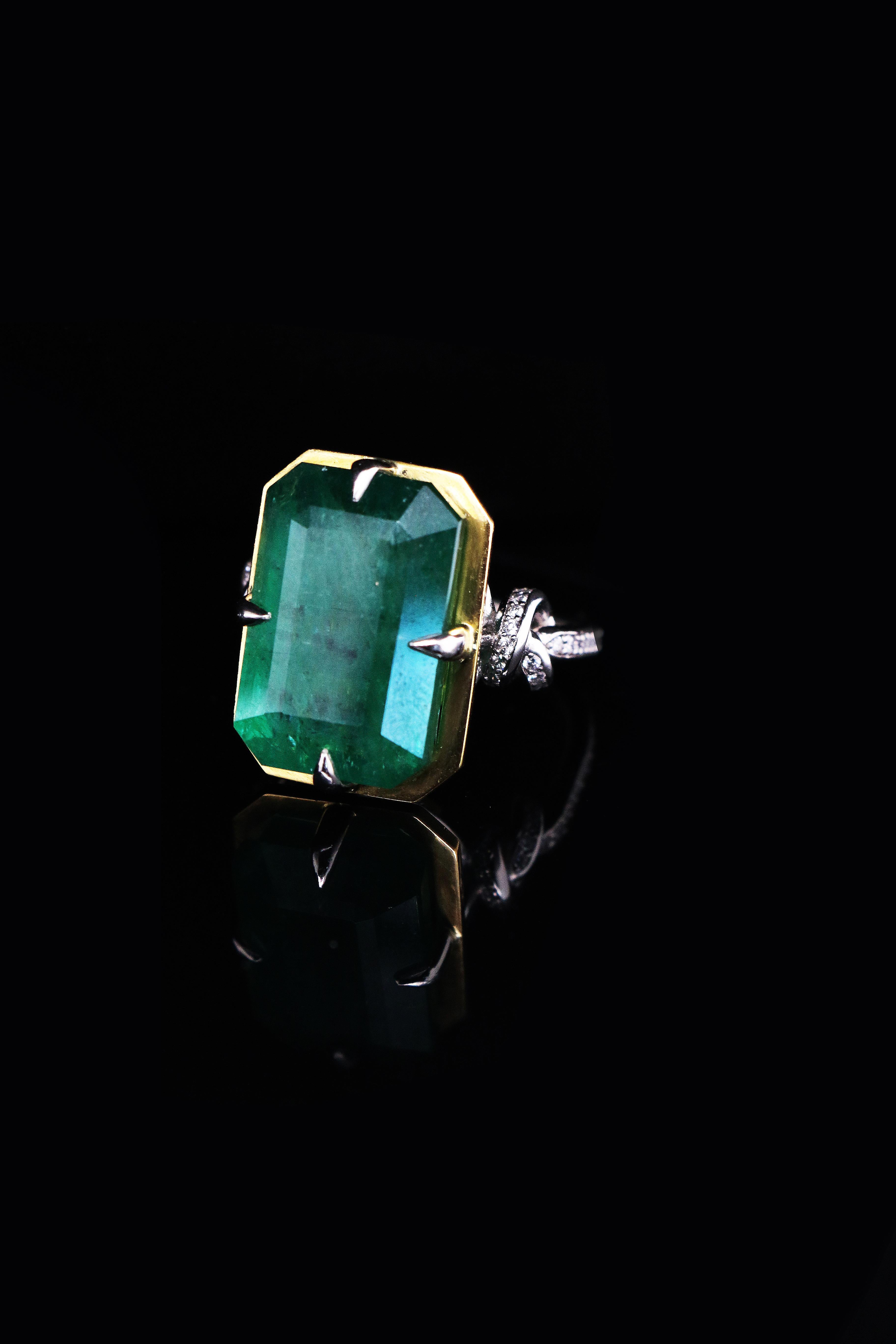 15ct Zambian Emerald Ring with Diamonds 22k yellow Gold and Platinum For Sale 8