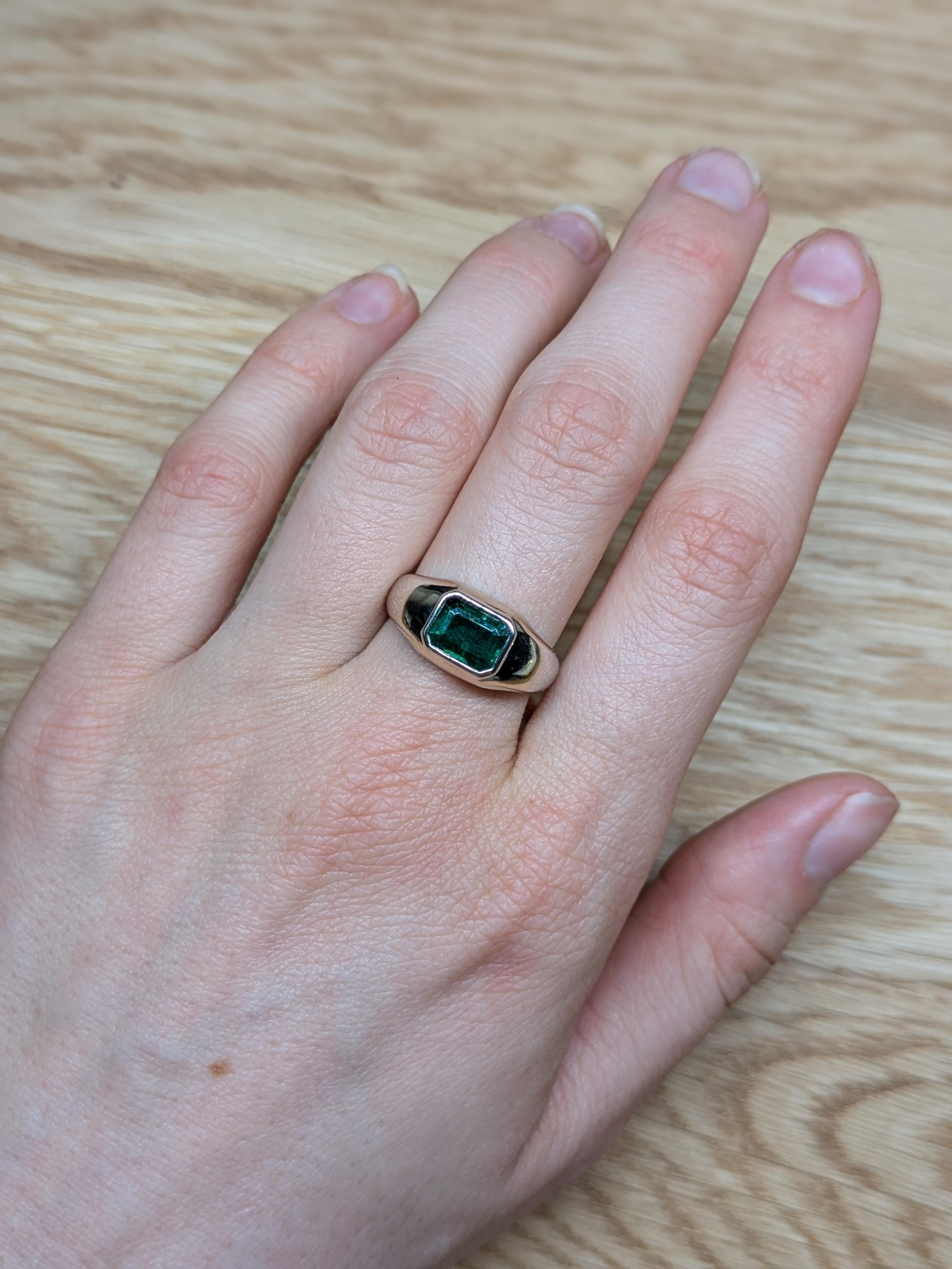 Dieser wunderschöne Solitärring enthält einen 1,48 Karat schweren Smaragd im Smaragdschliff, der in massivem 14-karätigem Gelbgold gefasst ist. Dieser Ring kann ein schönes Geschenk für Ihre Liebsten sein!

Zertifizierte, leuchtend grüne Smaragde