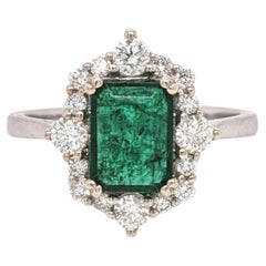 Anillo de Esmeralda de Zambia de 1,5cts 8x6mm con Halo de Diamante Natural en Oro Blanco de 14K