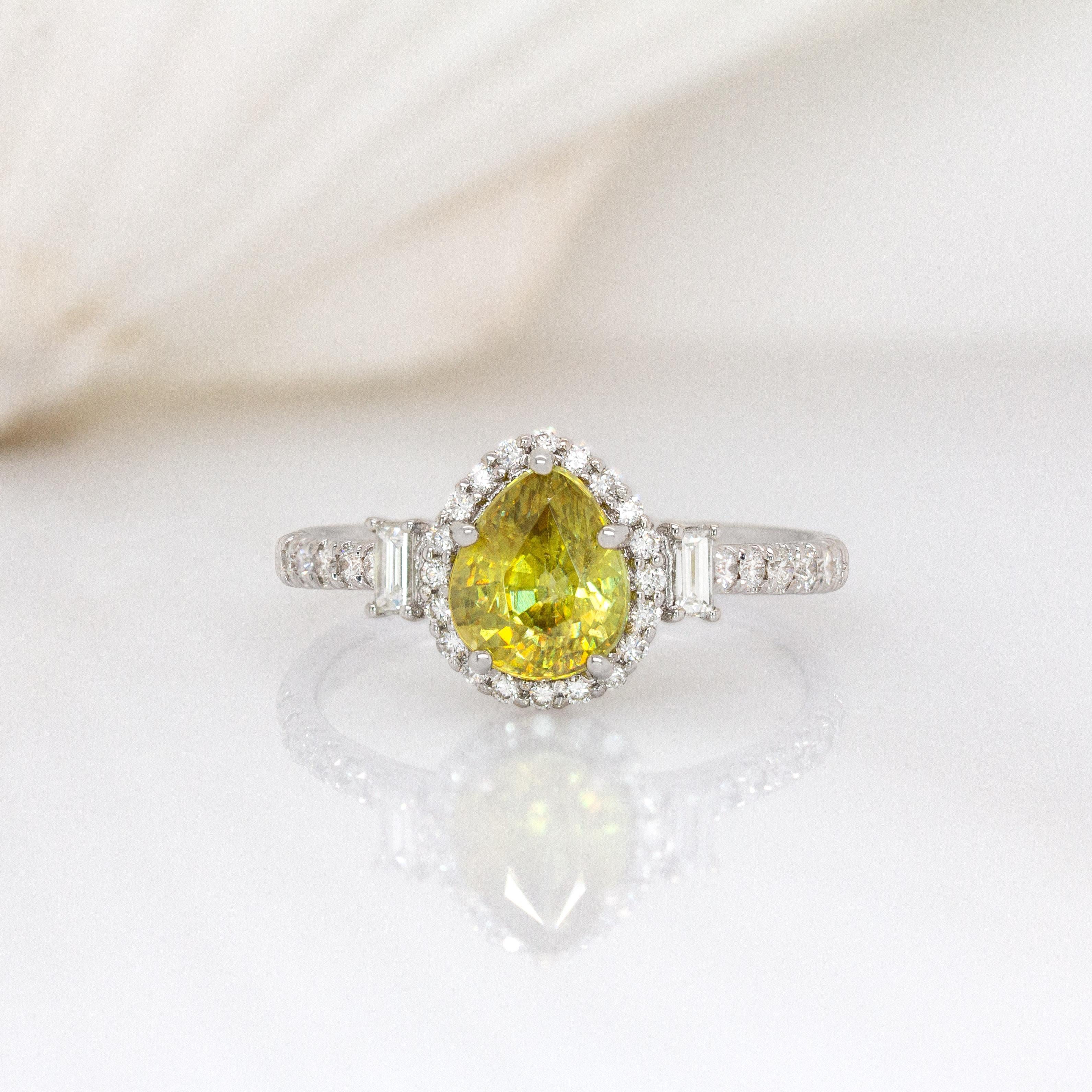 1,5cts Sphene Ring mit natürlichen Diamanten Halo: 14K Solid White Gold, 7x6mm (Zeitgenössisch) im Angebot