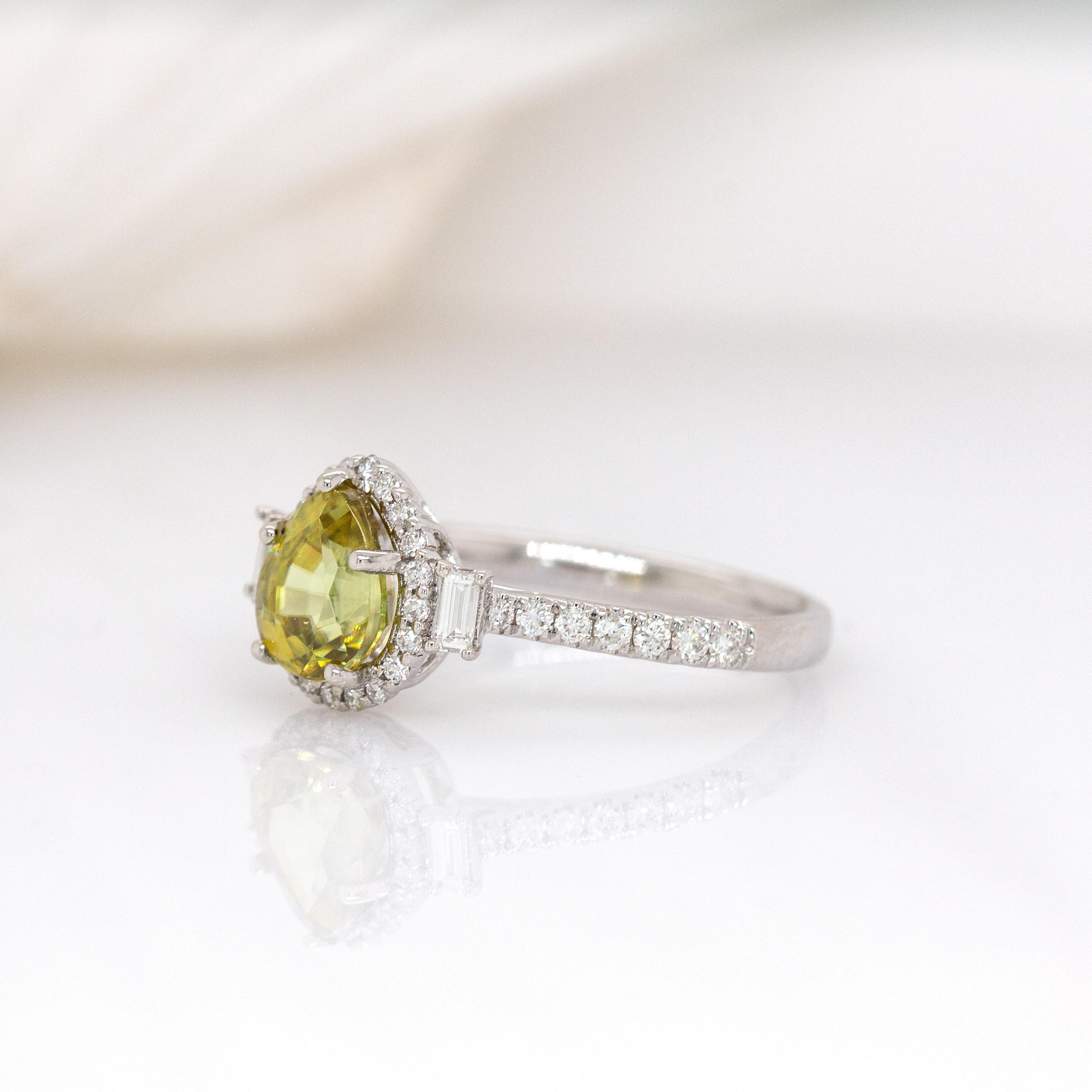 1,5cts Sphene Ring mit natürlichen Diamanten Halo: 14K Solid White Gold, 7x6mm (Tropfenschliff) im Angebot