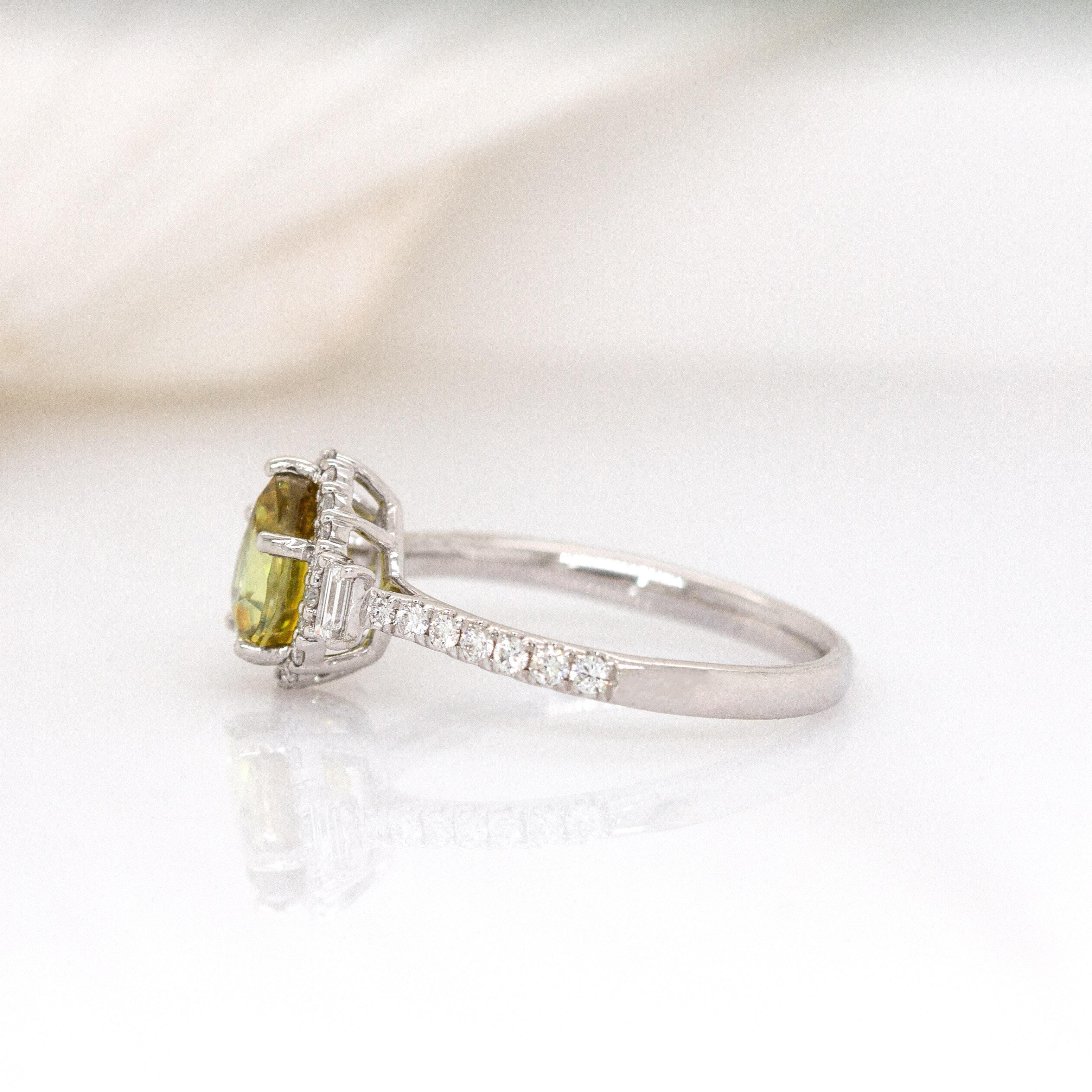 1,5cts Sphene Ring mit natürlichen Diamanten Halo: 14K Solid White Gold, 7x6mm im Zustand „Neu“ im Angebot in Columbus, OH