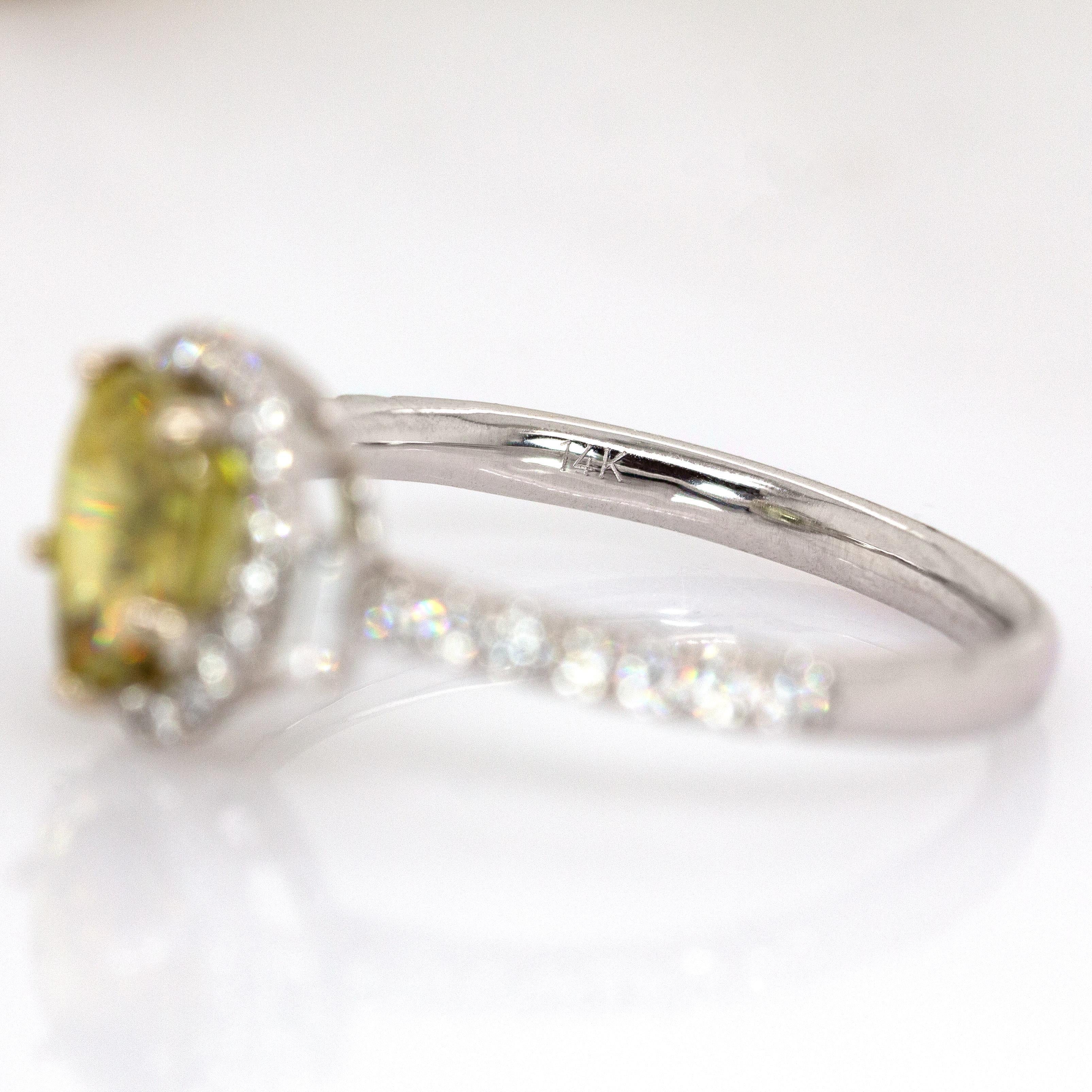 1,5cts Sphene Ring mit natürlichen Diamanten Halo: 14K Solid White Gold, 7x6mm im Angebot 1